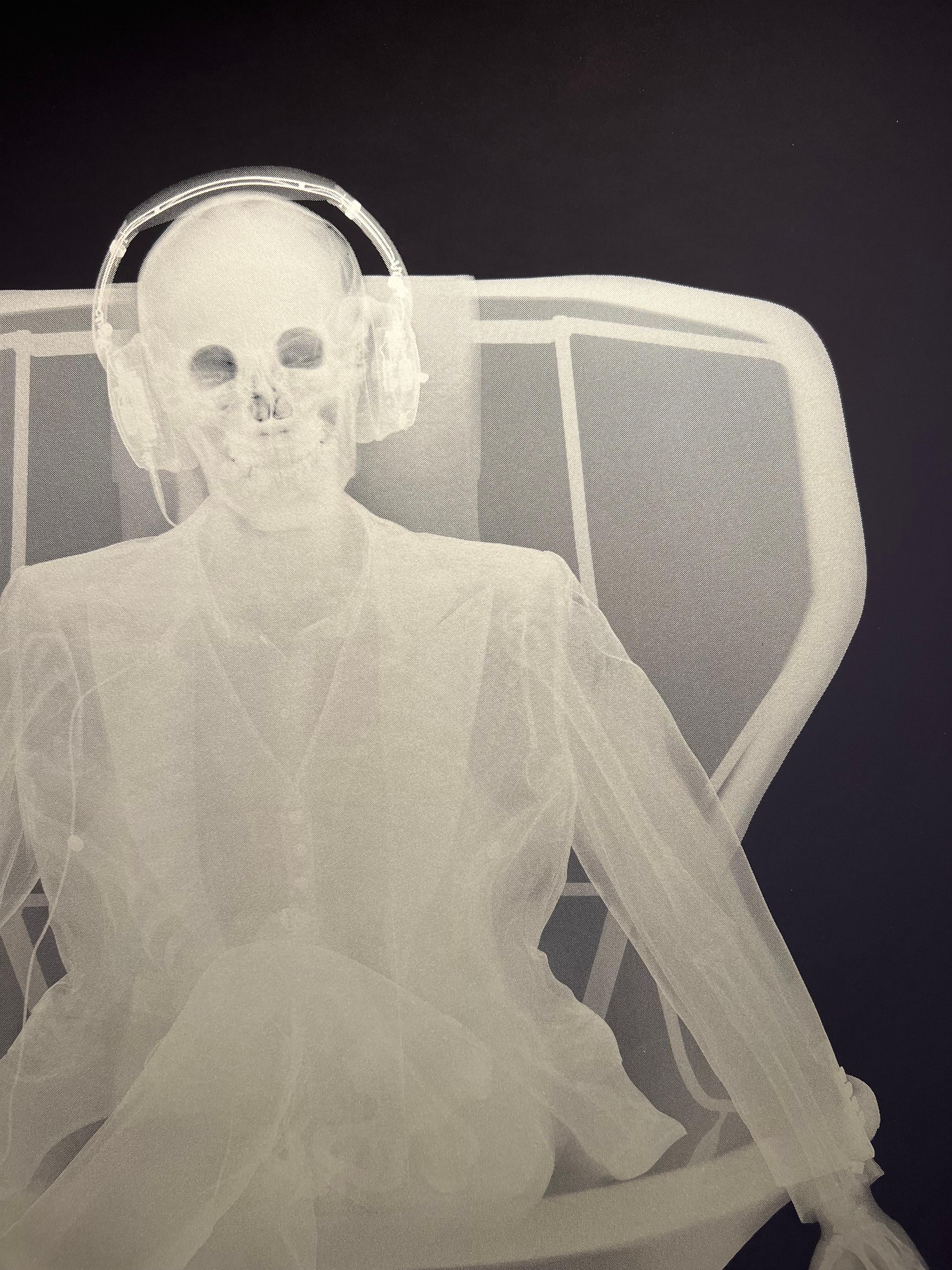 A Silver Silver sérigraphie - Postmoderne Painting par Nick Veasey