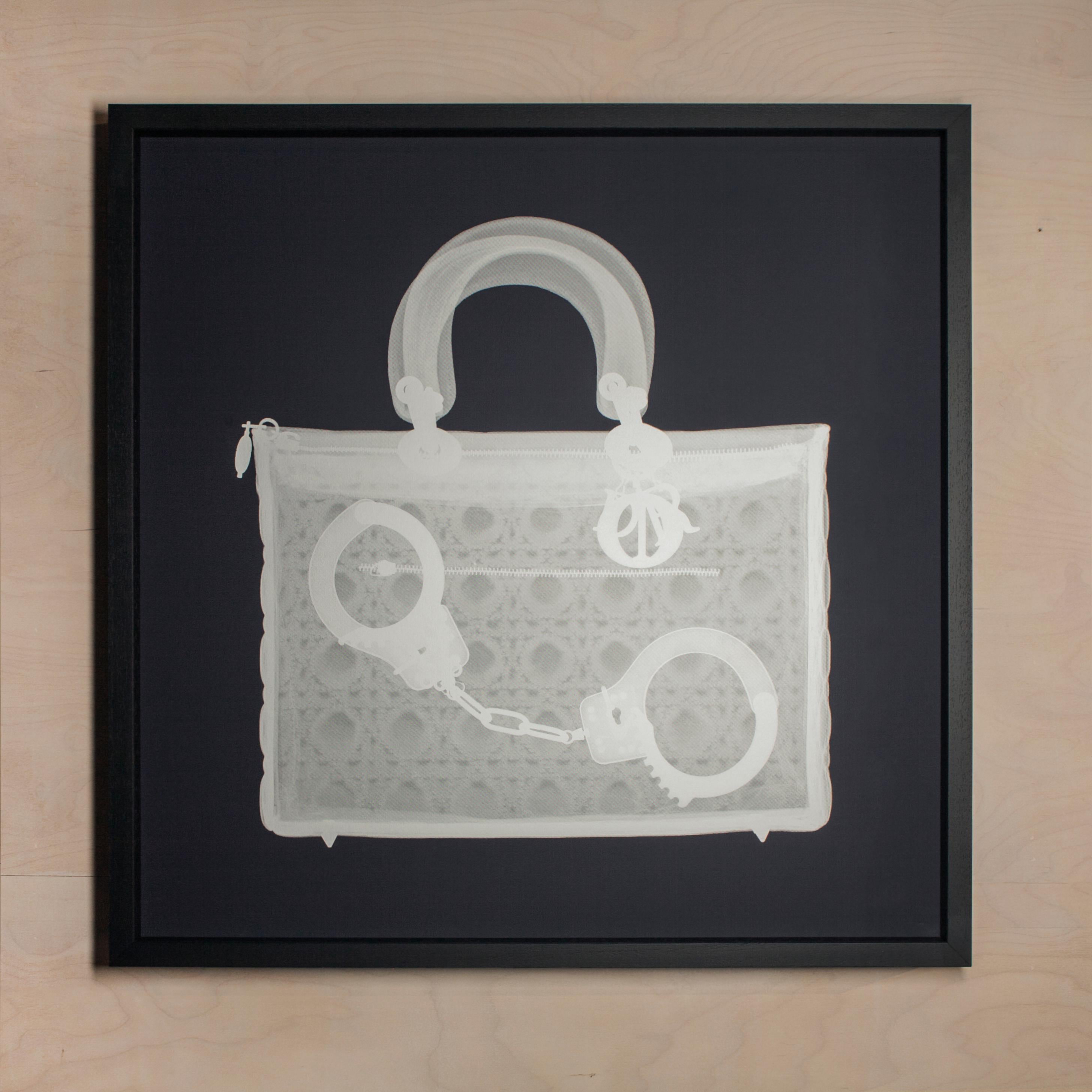 Sac à menottes Silver sérigraphié - Photograph de Nick Veasey