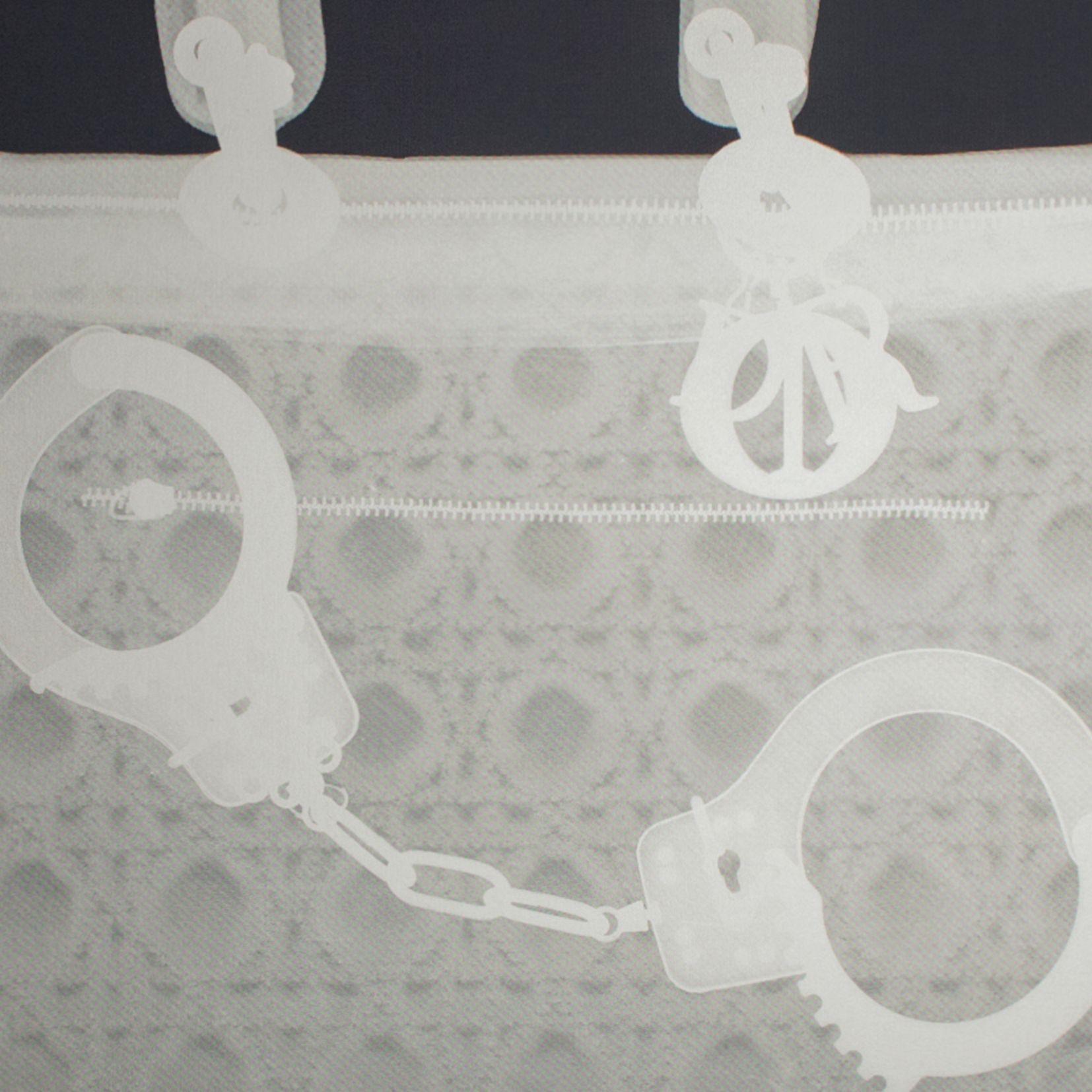 Sac à menottes Silver sérigraphié - Postmoderne Photograph par Nick Veasey