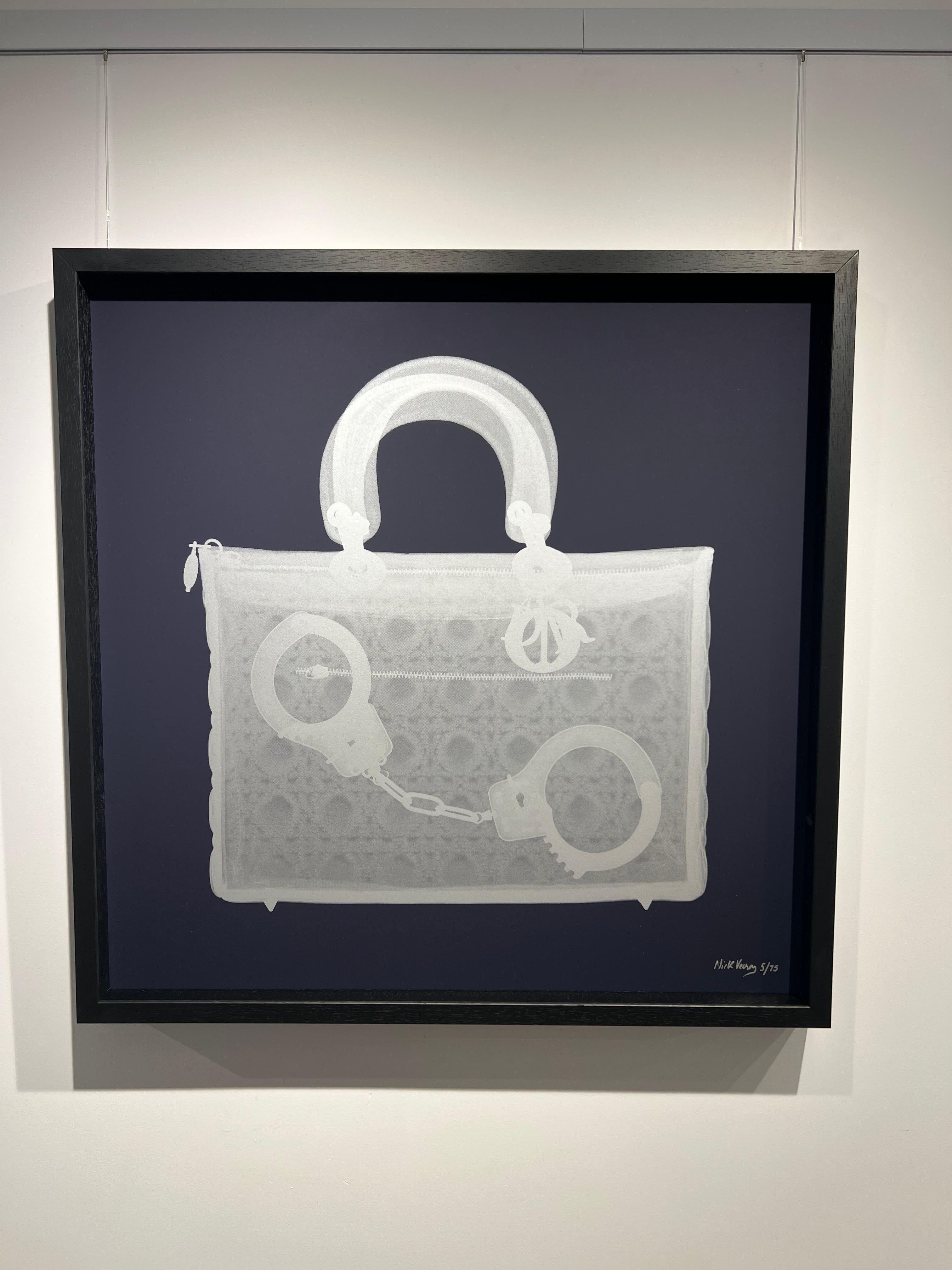 Sac à menottes Silver sérigraphié - Noir Color Photograph par Nick Veasey
