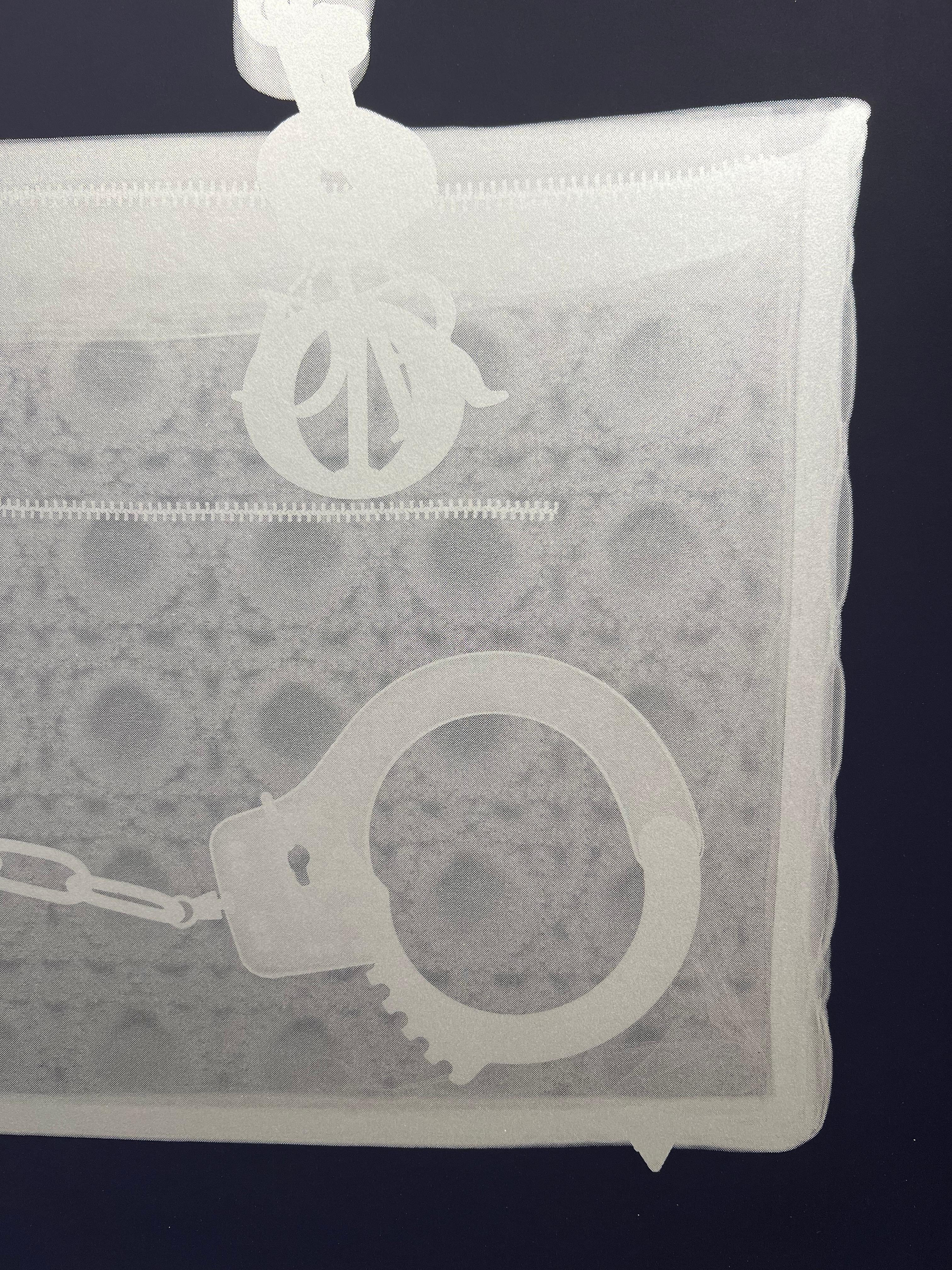Nick Veasey 
Sac à menottes Silver sérigraphié
2025

De la série Print
Signé et numéroté par l'artiste.
75 x 75 cm cadre inclus
Edition de 75
AP


