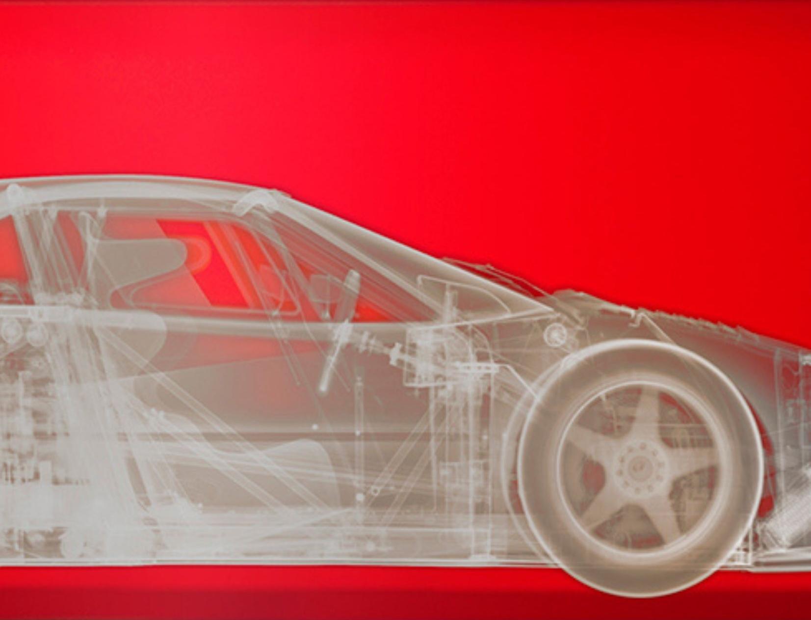 Ferrari F40 Silver sur fond rouge - Postmoderne Painting par Nick Veasey