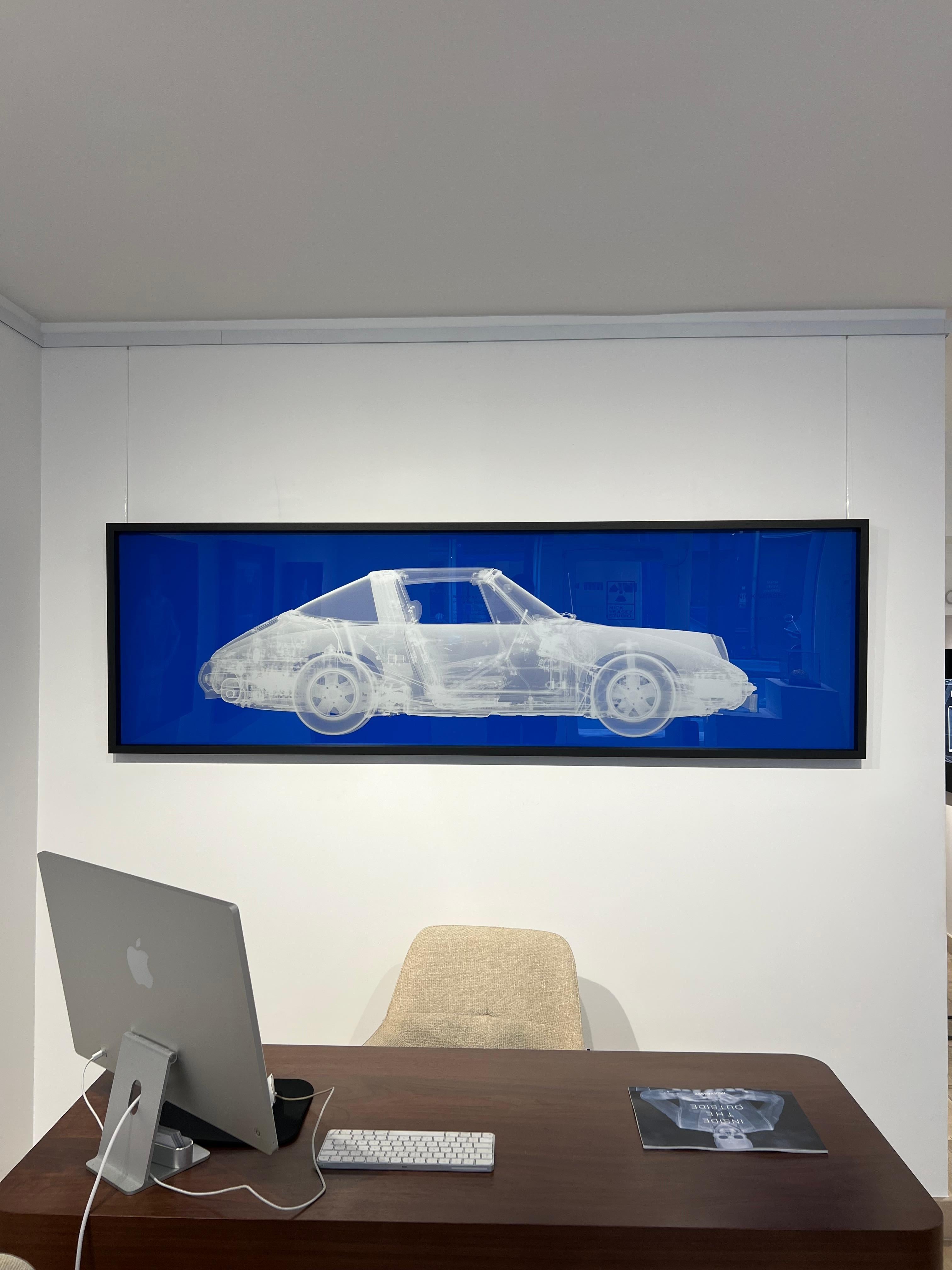 Silberner Porsche 911 auf Blau im Angebot 6