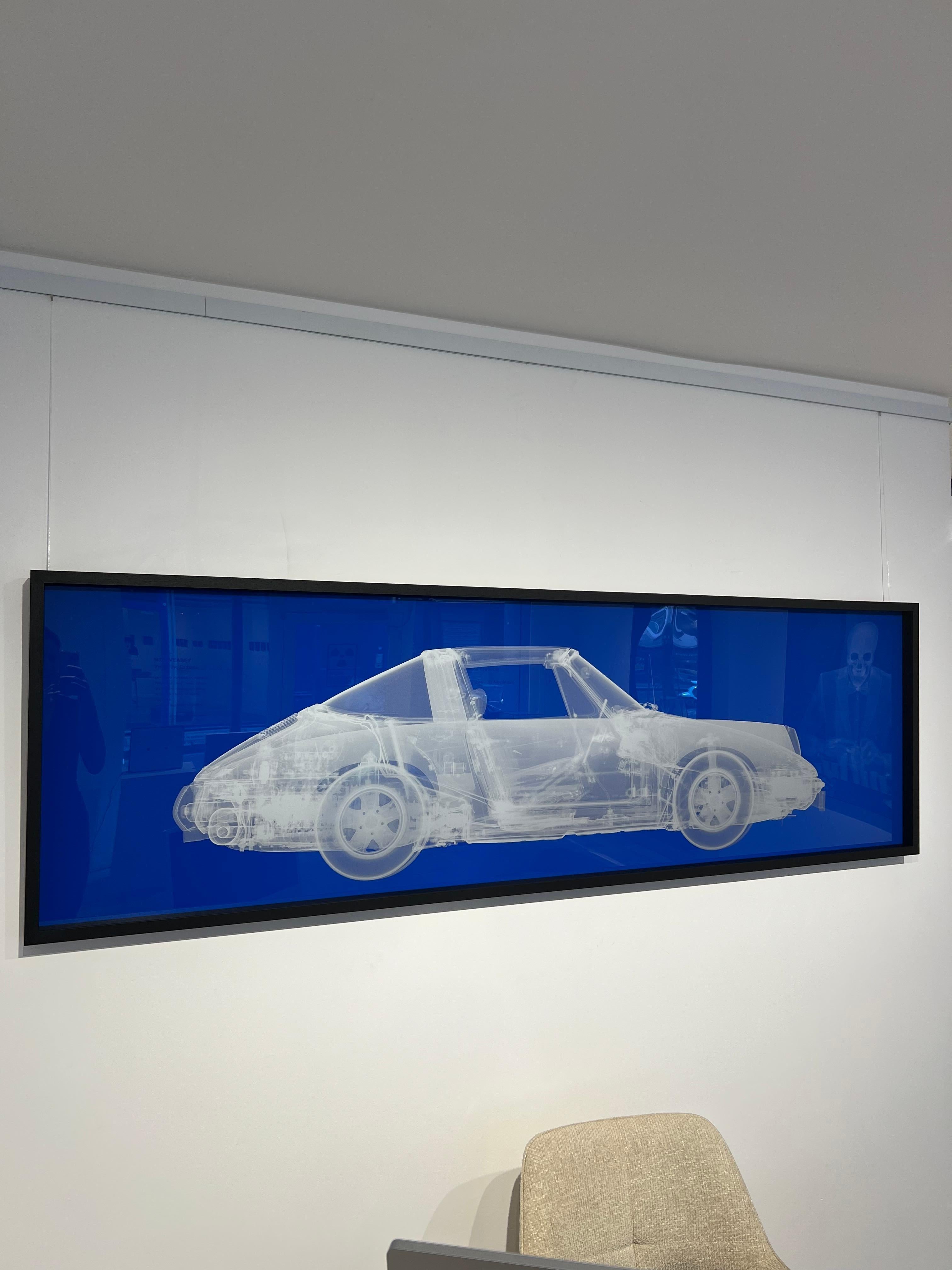 Silberner Porsche 911 auf Blau im Angebot 7
