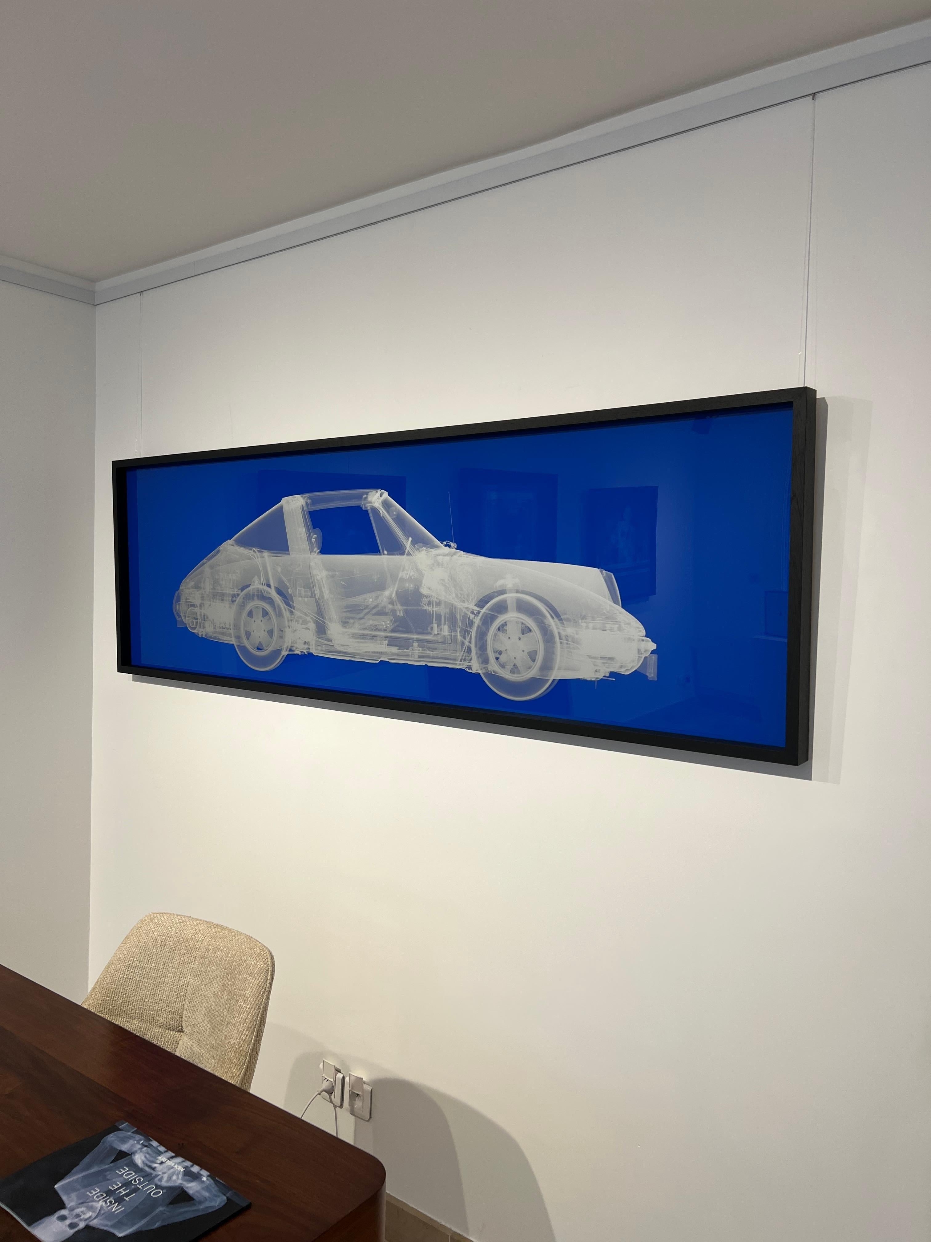 Silberner Porsche 911 auf Blau im Angebot 8