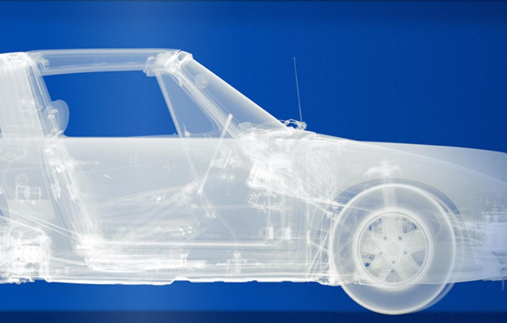 Porsche 911 Silver sur fond bleu - Photograph de Nick Veasey