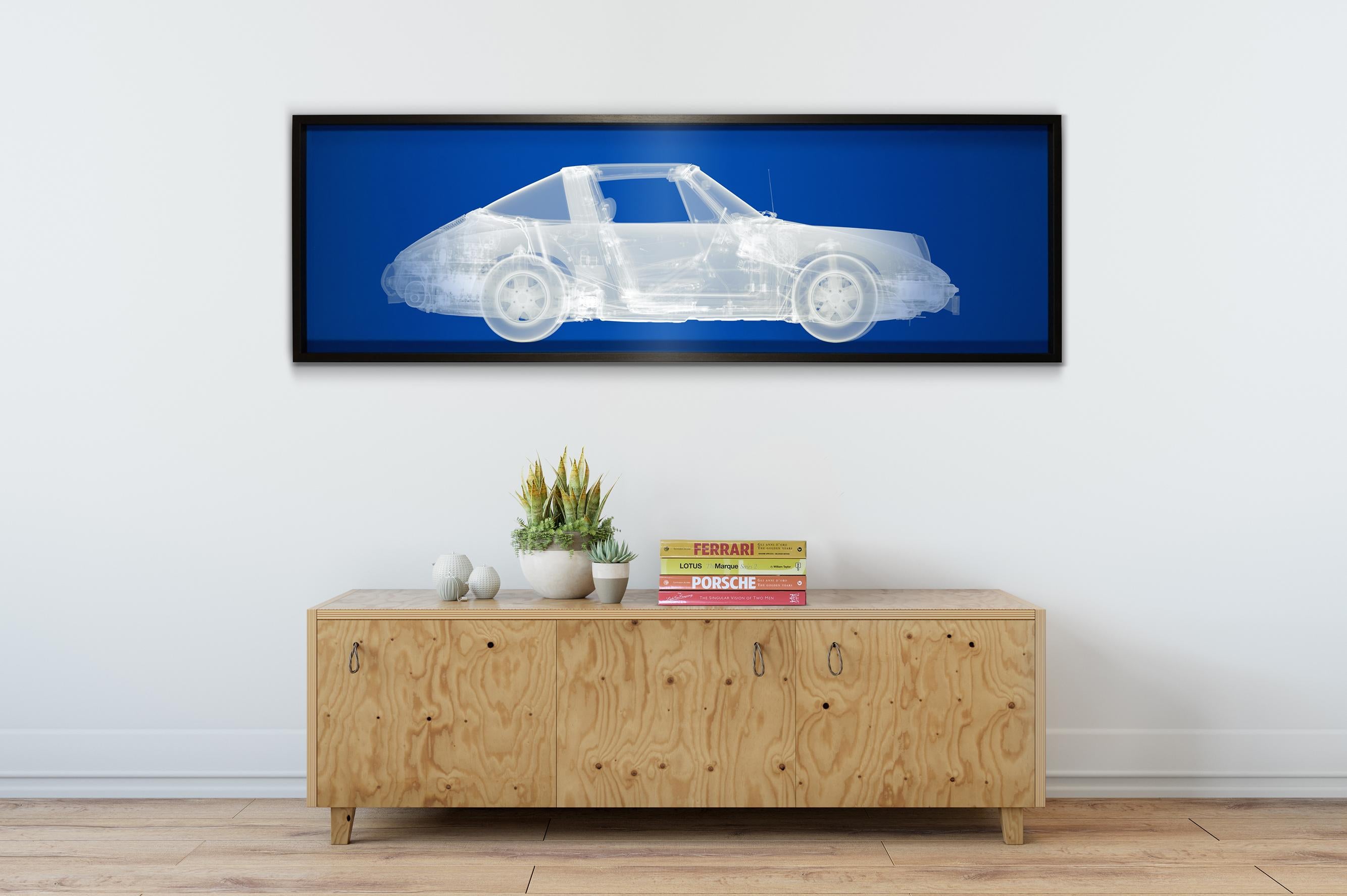 Porsche 911 Silver sur fond bleu - Postmoderne Photograph par Nick Veasey