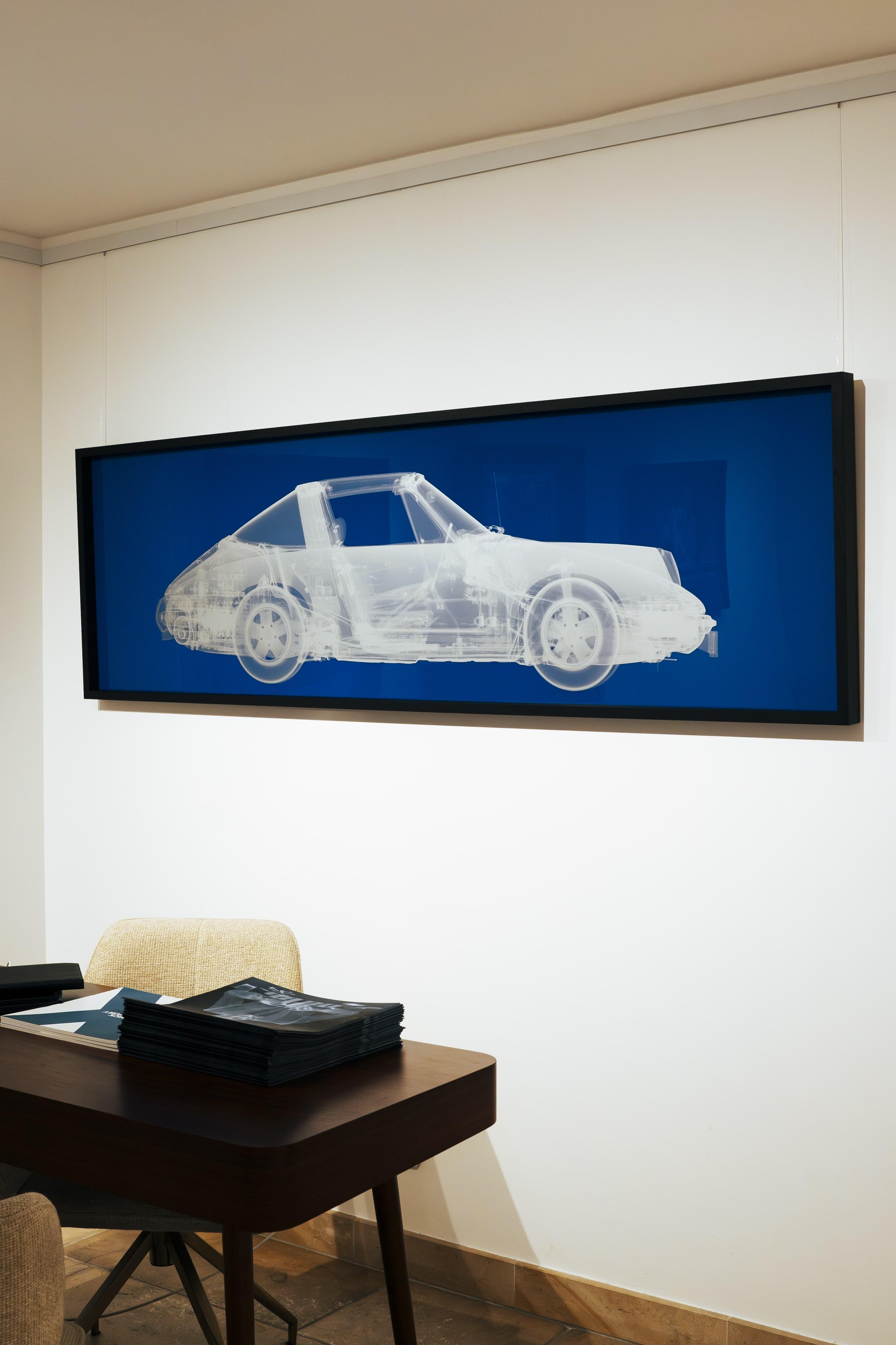 Nick Veasey 
Silberner Porsche 911 auf Blau
2025

Aus der Print-Serie
Signiert und nummeriert vom Künstler
63,7 x 206 cm inklusive Rahmen
Auflage von 25 Stück
AP



