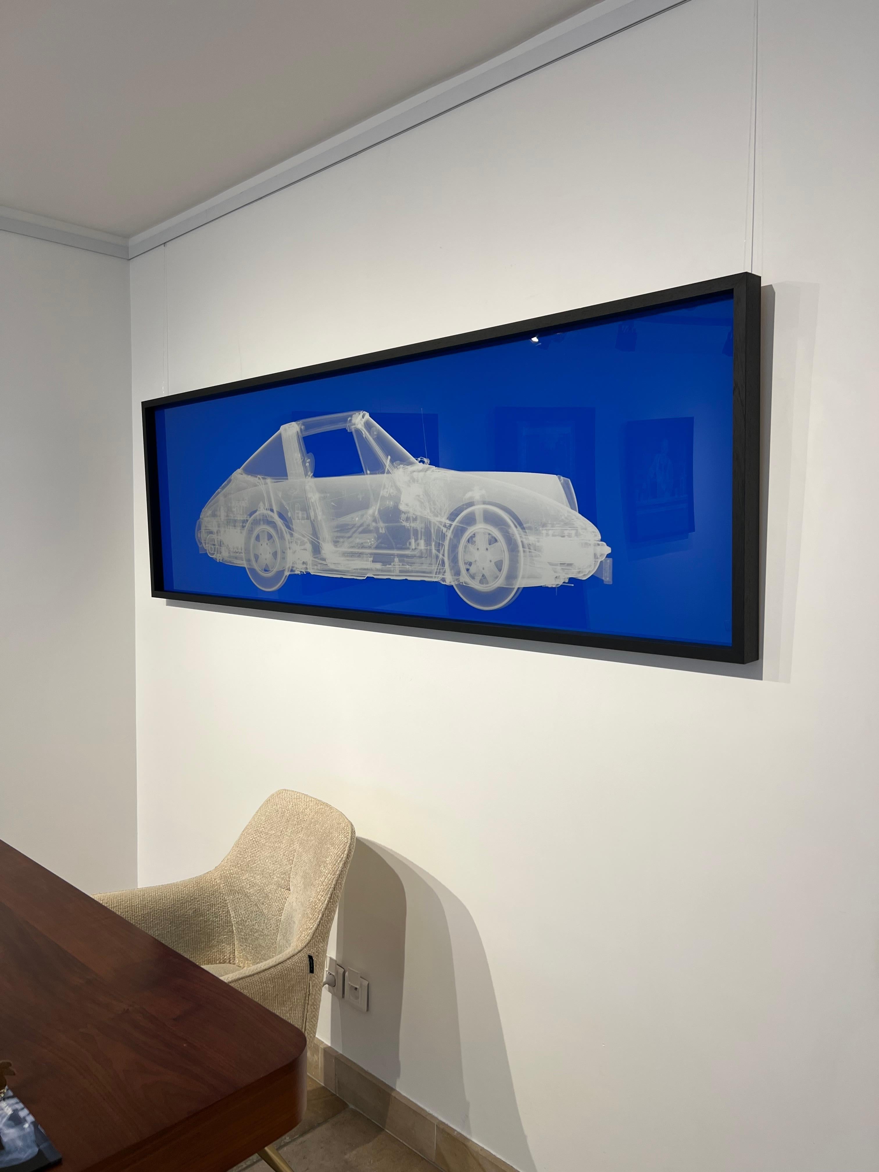 Silberner Porsche 911 auf Blau im Angebot 5