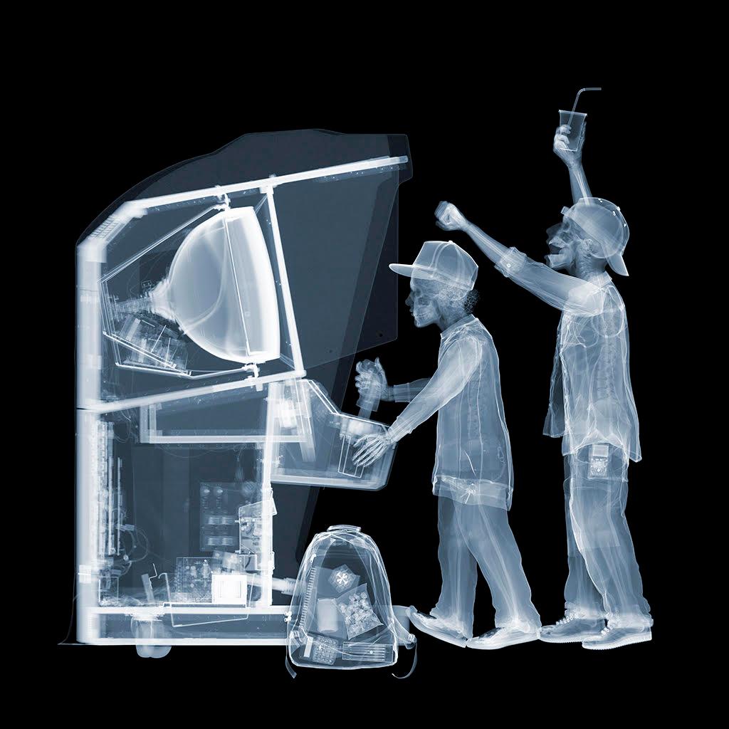 Spielautomat – Photograph von Nick Veasey