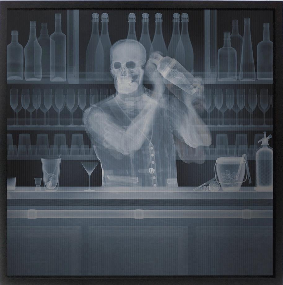 Barkeeper Shaker – Photograph von Nick Veasey