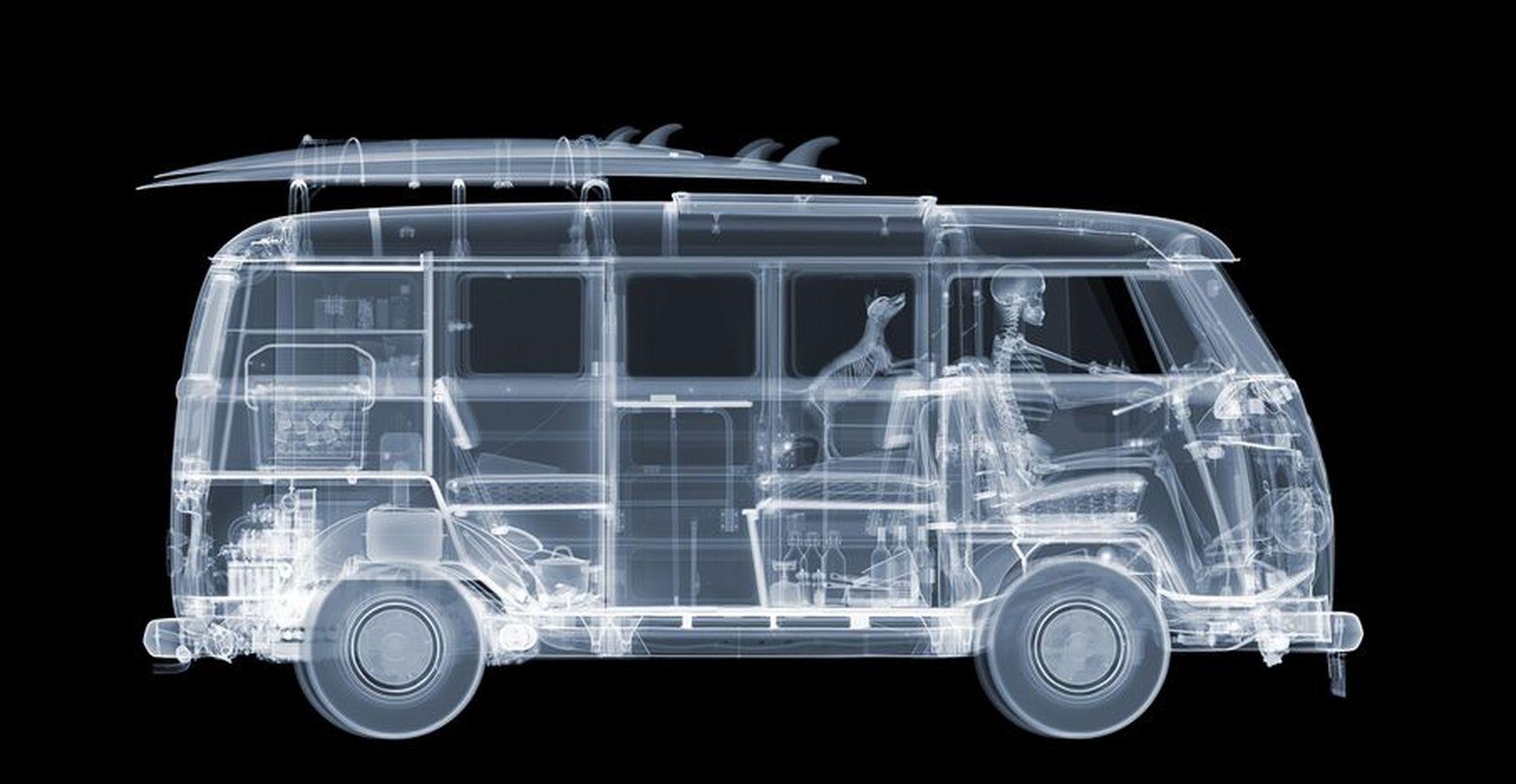 Camper Van auf der Straße 
47 x 90 Zoll
X-Ray C-Type Druck mit Diasec Rahmen 
Limitierte Auflage 1 von 9
Aus dem Studio des Künstlers erworben, recto signiert 

Röntgenbild eines Wohnmobils.  Der Künstler Nick Veasey erforscht die Schnittstelle