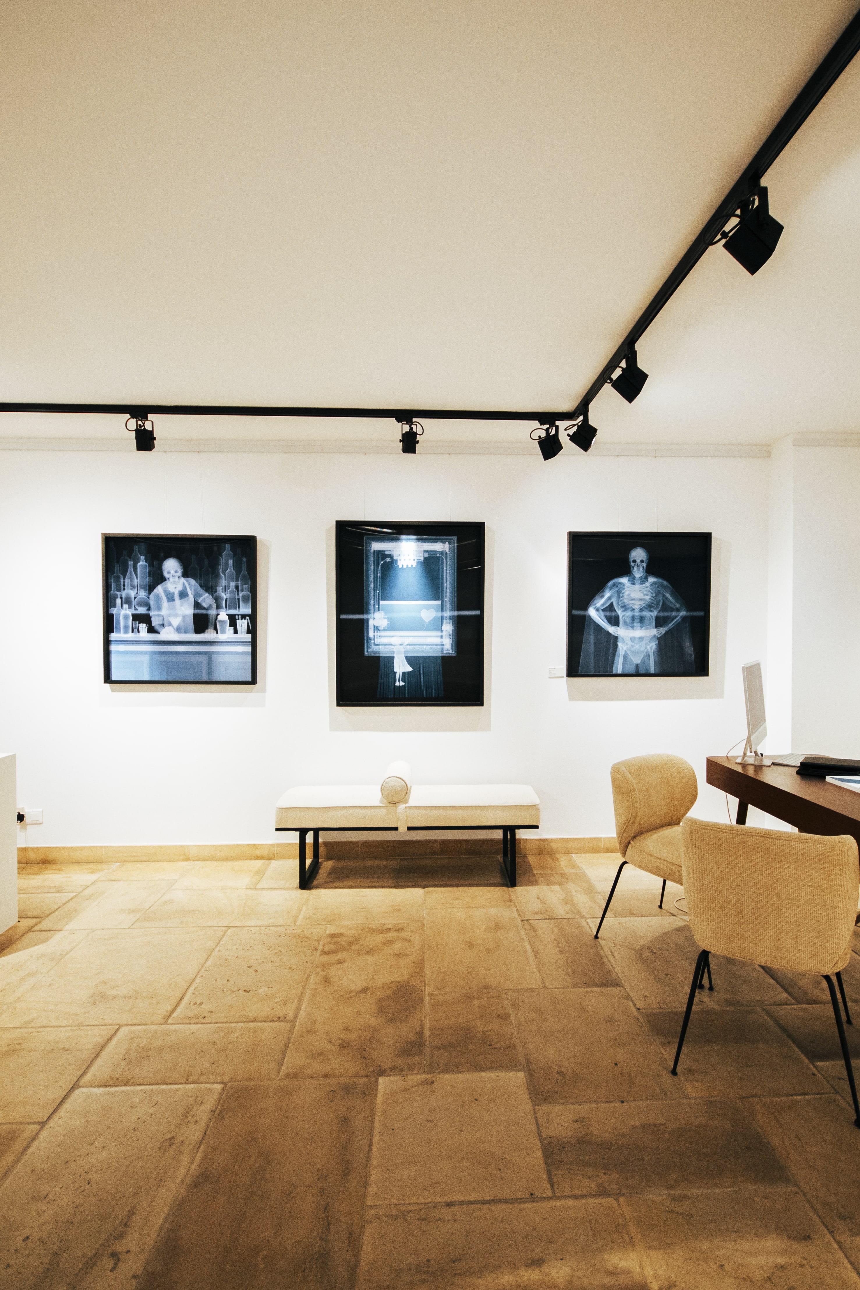 Caveat Emptor BanXsy - Black Figurative Photograph by Nick Veasey