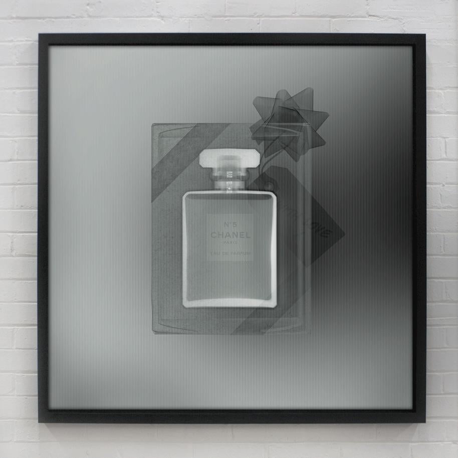 Nick Veasey Black and White Photograph – Chanel Nr. 5 „With Love“  Schwarz und Weiß 