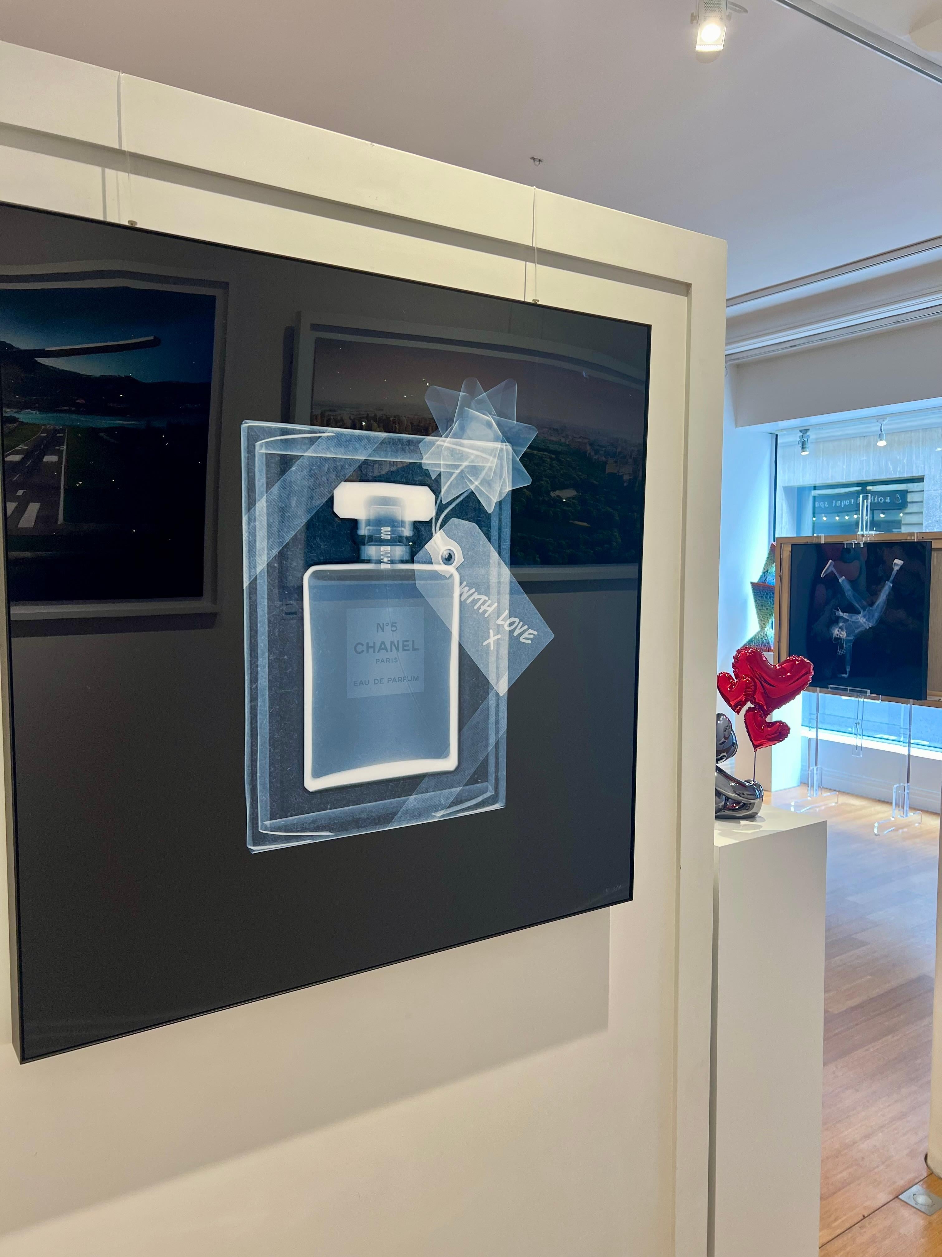 Chanel n°5 avec amour - Contemporain Photograph par Nick Veasey