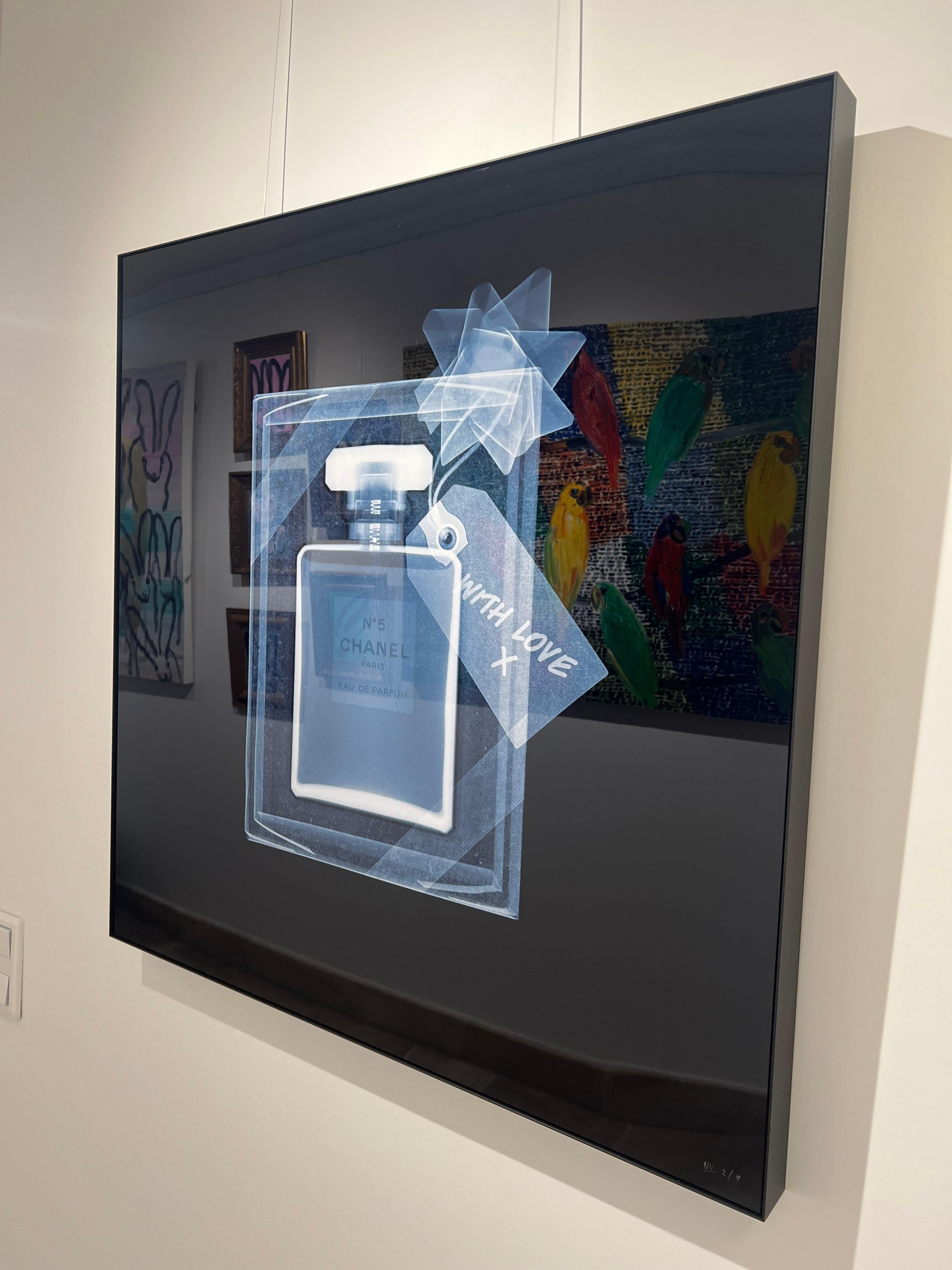 Chanel n°5 avec amour - Noir Black and White Photograph par Nick Veasey