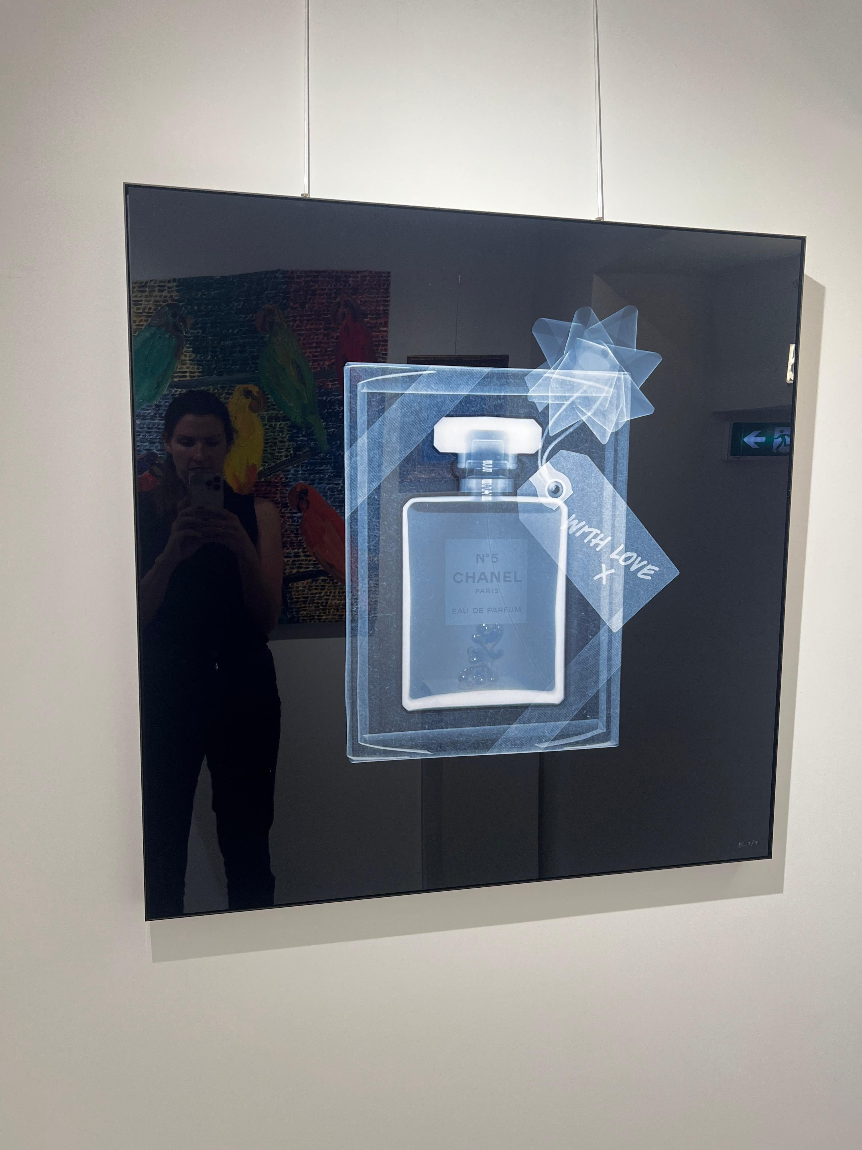 Doté d'une vision à rayons X, Nick Veasey crée des œuvres d'art qui montrent ce qu'il y a vraiment à l'intérieur. 
Œuvre d'art originale.
C.I.C. Encadré. Signé et numéroté sur 9
Accompagné du catalogue de l'artiste et du certificat d'authenticité.