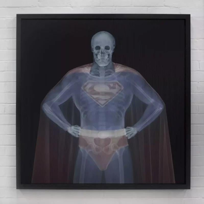 Nick Veasey Color Photograph – Clark zu Superman Farb Lentikular von Clark