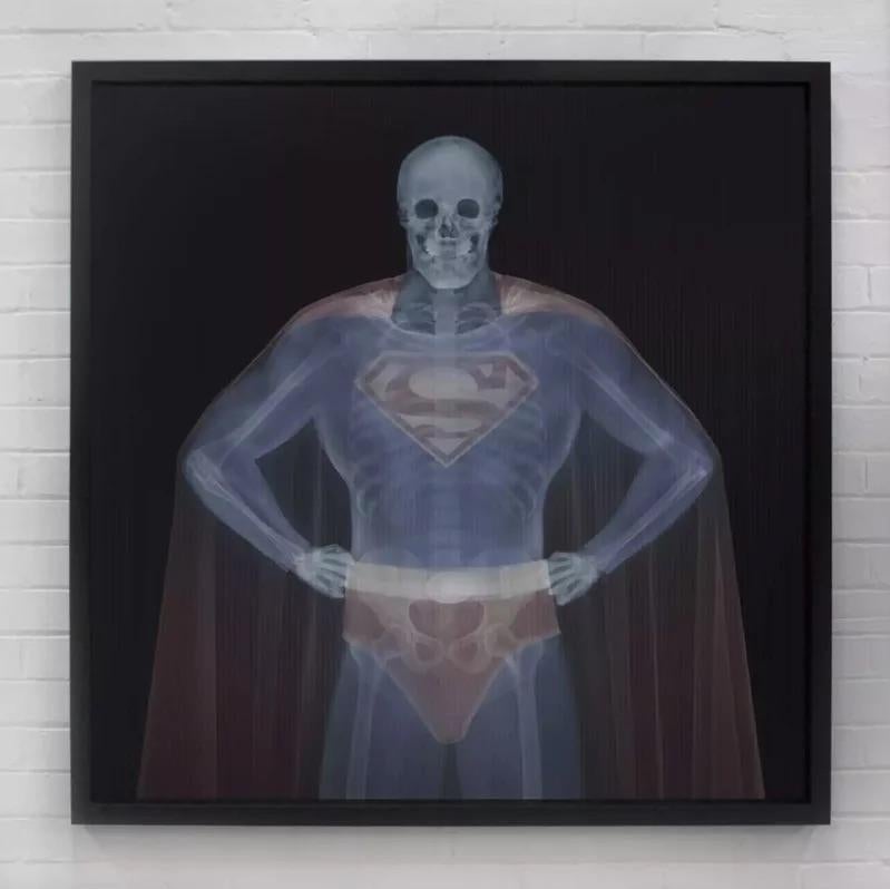 Clark an Superman in Farbe, Lentikular  – Photograph von Nick Veasey