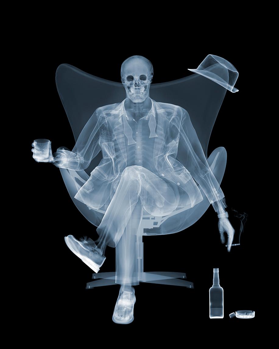 Zeitgenössische Röntgenfotografie - Nick Veasey - Skelett, Getränk im Angebot 1