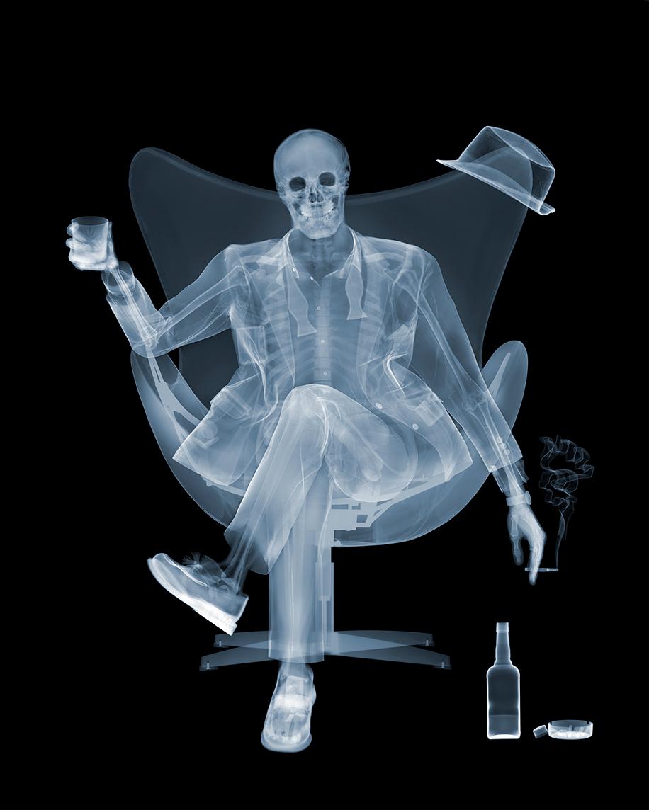 Zeitgenössische Röntgenfotografie - Nick Veasey - Skelett, Getränk im Angebot 2