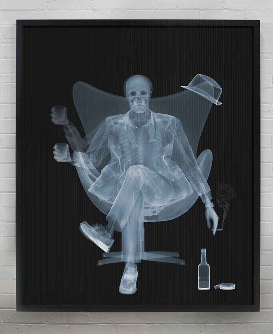 "Rat Pack - Raising A Glass", 2022
Lentikulardruck

Blumen, Autos, Busse, eine Boeing 777... Nick Veasey verbindet Kunst und Wissenschaft durch seine Meisterschaft in der Röntgenfotografie. Verborgene Mechanismen unseres täglichen Lebens faszinieren