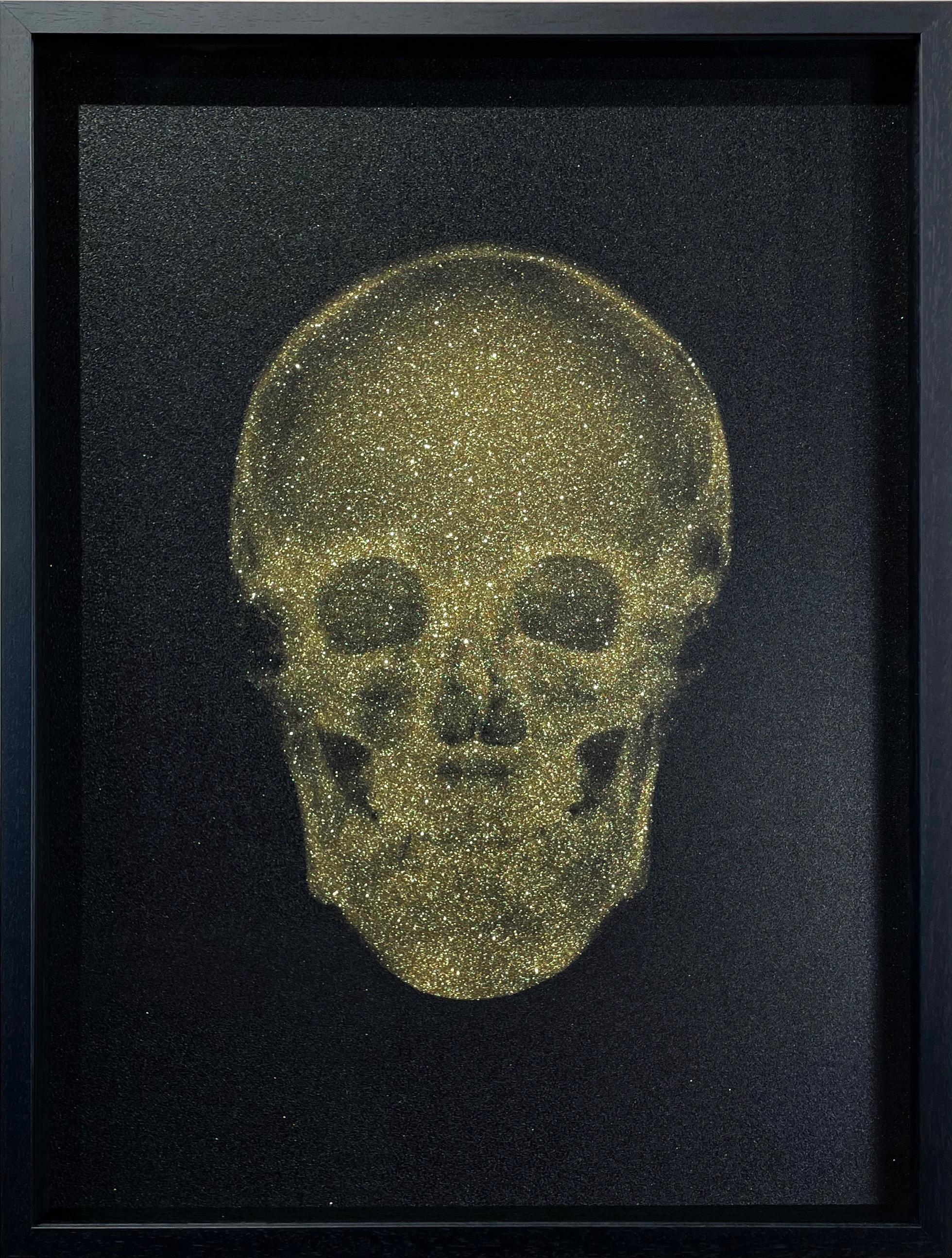 Kristallschädel (Gold auf Schwarz) – Photograph von Nick Veasey