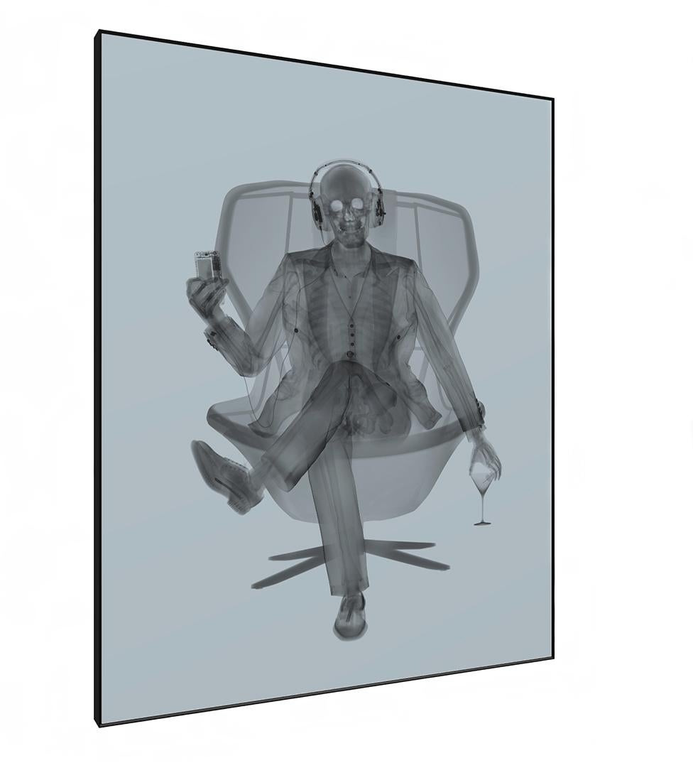 Easy Listener - Grau – Photograph von Nick Veasey