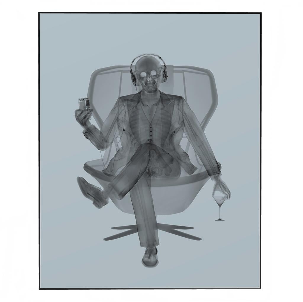 Easy Listener - Grau (Zeitgenössisch), Photograph, von Nick Veasey