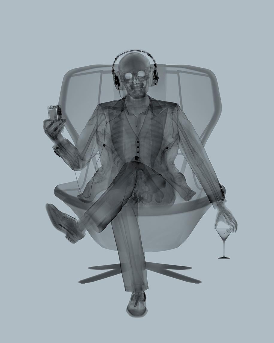 Nick Veasey Figurative Photograph – Easy Listener - Grau