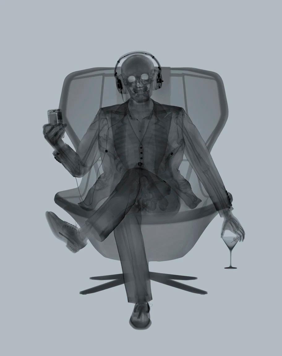 Mid-Grau-Klassiger Ohrstecker – Photograph von Nick Veasey
