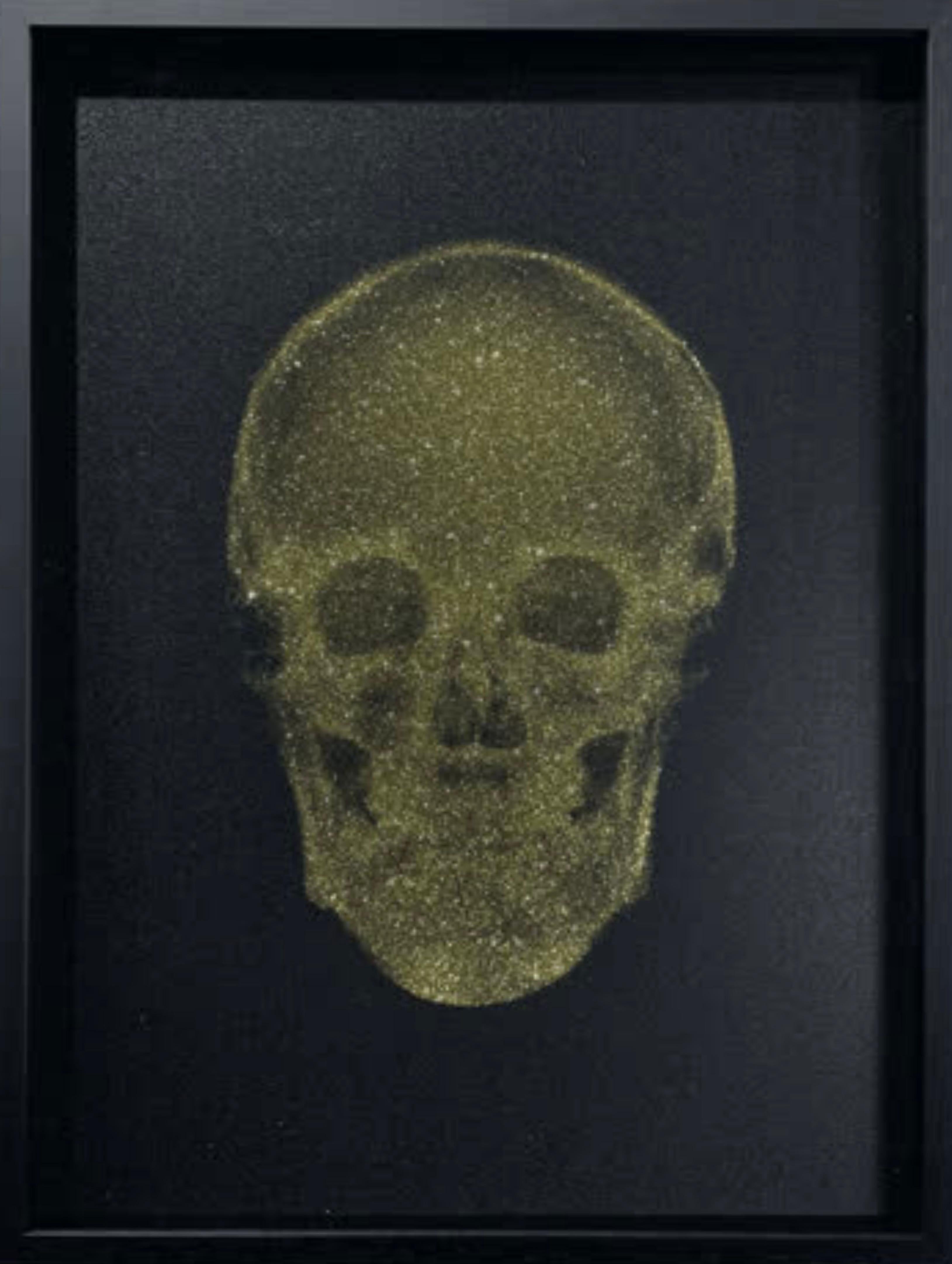Nick Veasey Color Photograph – Glitzer-Totenkopf  - Schwarz auf Gold