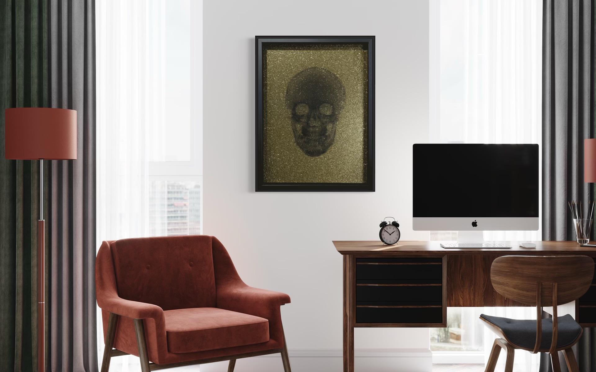 Glitter Totenkopf (gold auf Schwarz) (Grau), Color Photograph, von Nick Veasey
