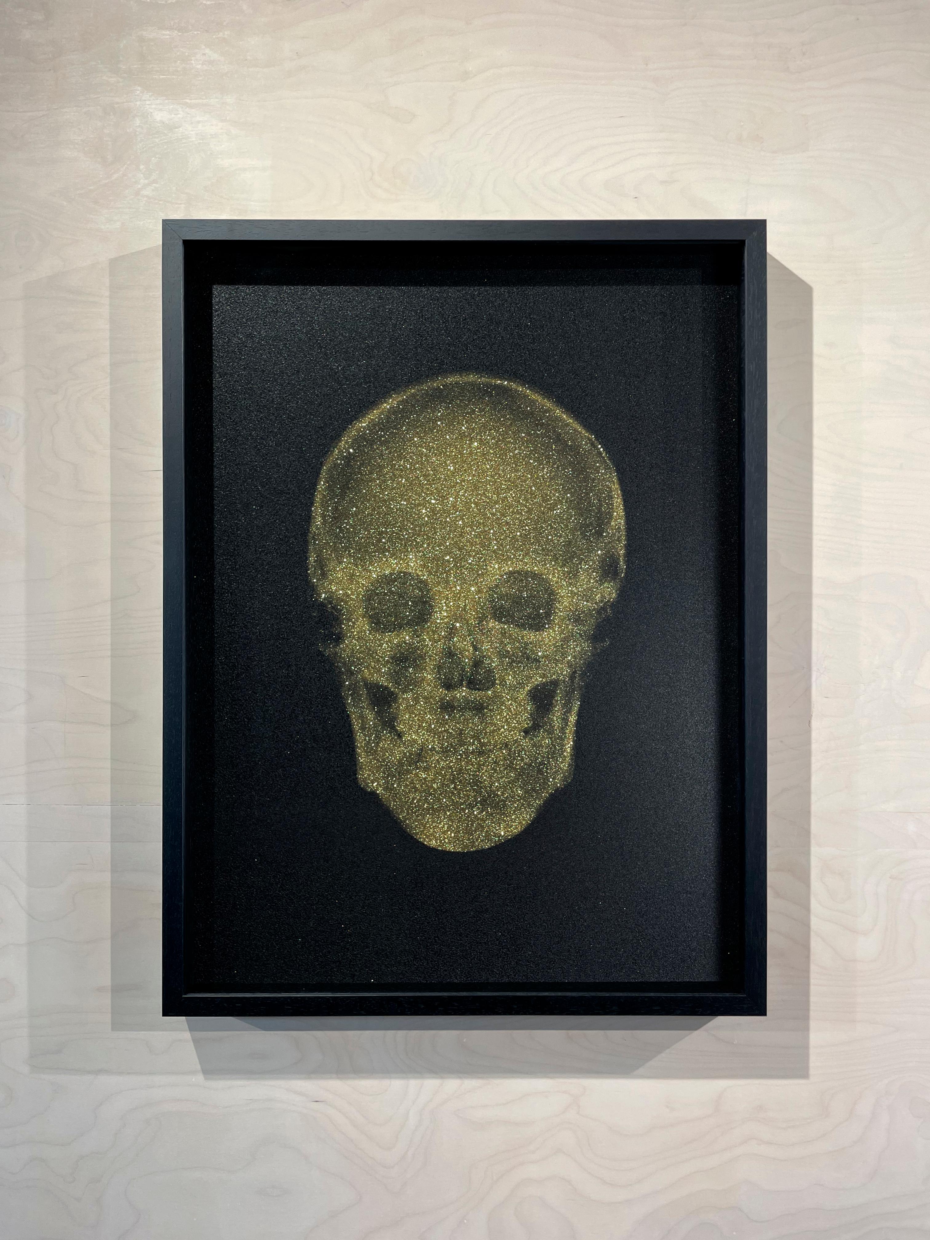 Nick Veasey Color Photograph – Glitter Totenkopf (gold auf Schwarz)