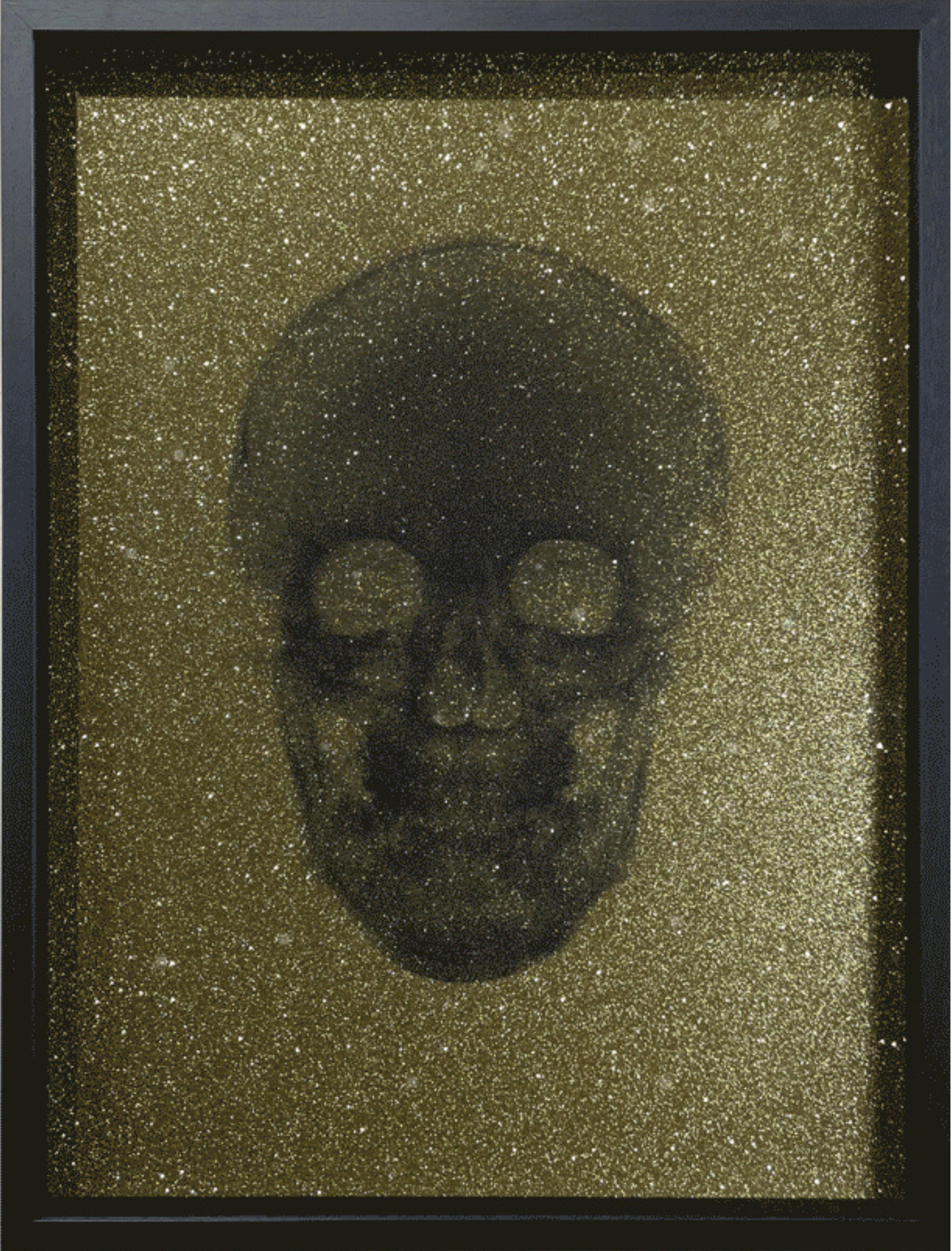 Nick Veasey Color Photograph – Glitter Totenkopf (gold auf Schwarz)