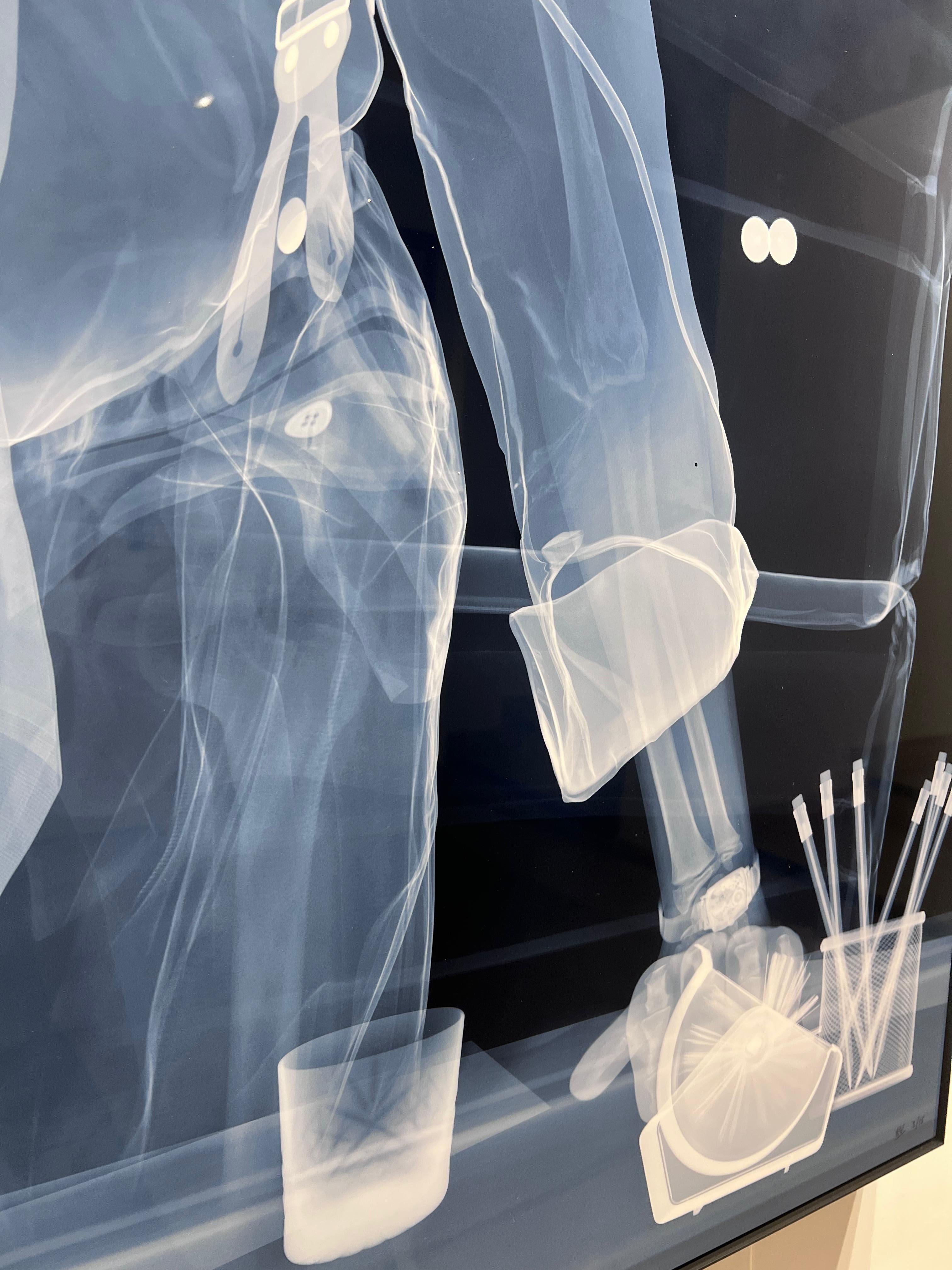 La codicia es buena - Figurative Photograph Negro de Nick Veasey