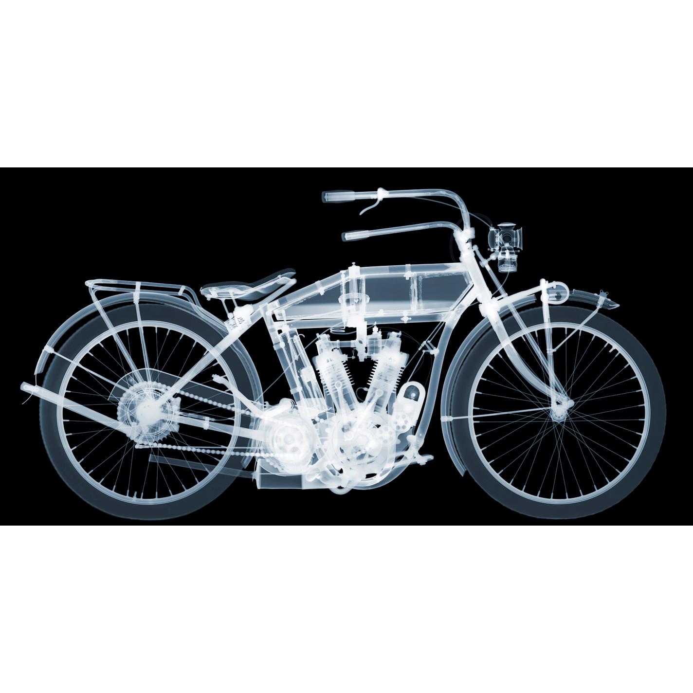 Nick Veasey Abstract Photograph – Indisches Motorrad