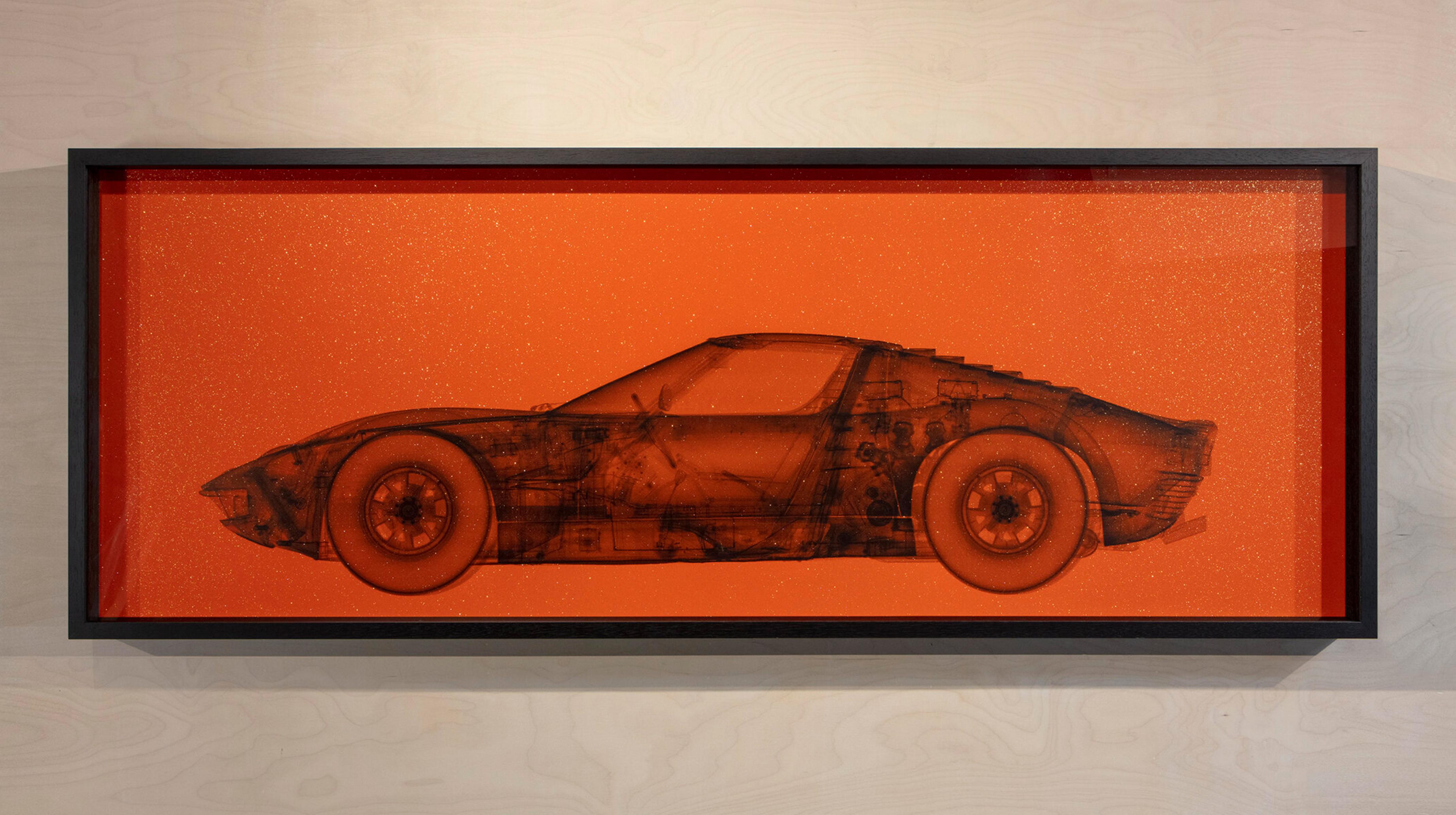 Nick Veasey Figurative Photograph – Lamborghini Miura Metallic orangefarbene Röntgenfotografie
