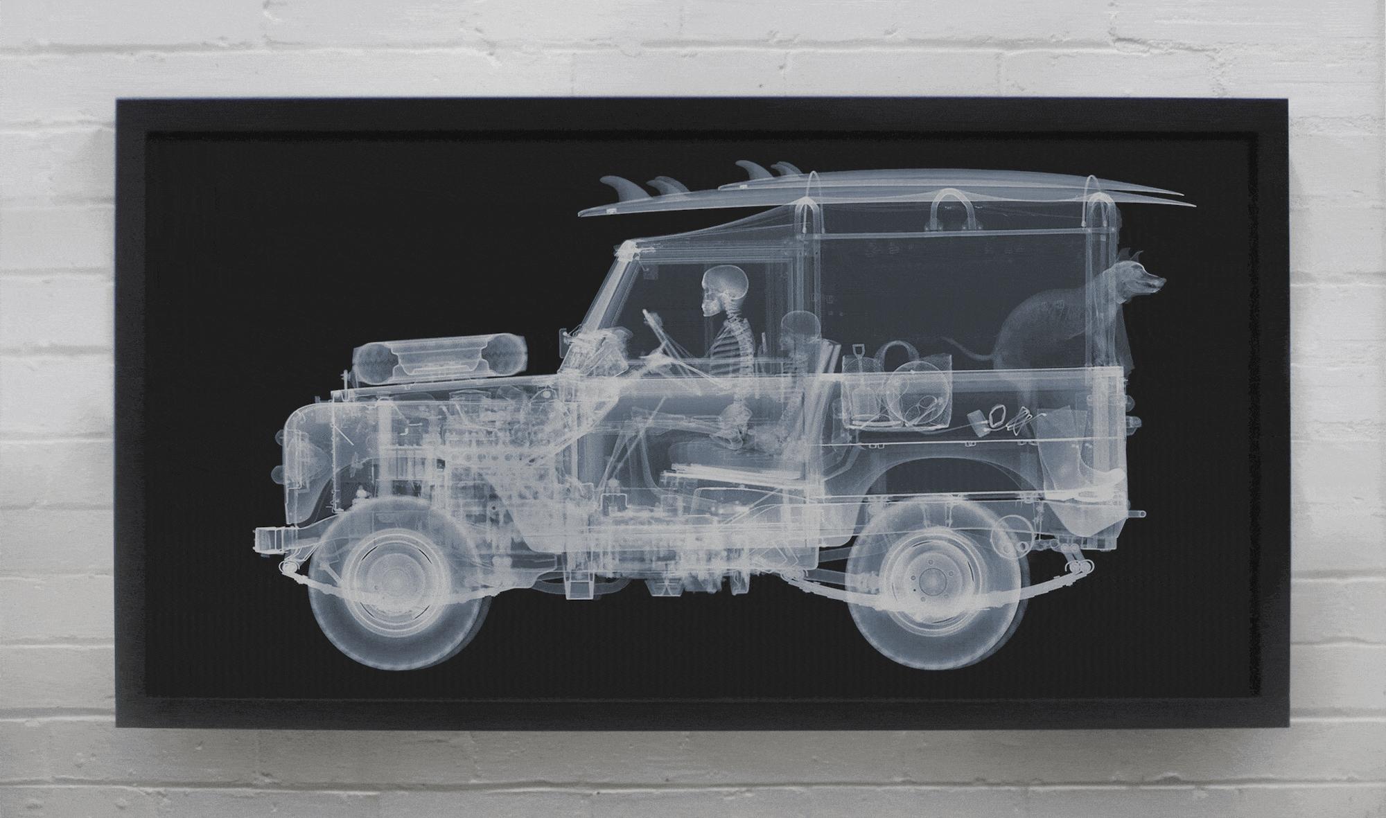 Land Rover Surfer All Aboard Lenticular - Photograph de Nick Veasey