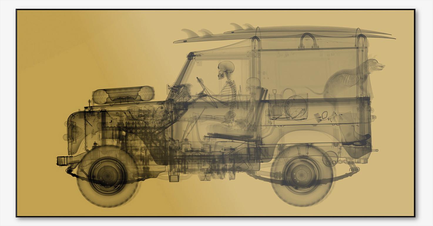Abstract Photograph de Nick Veasey - Land Rover Surfer - Oro 2022