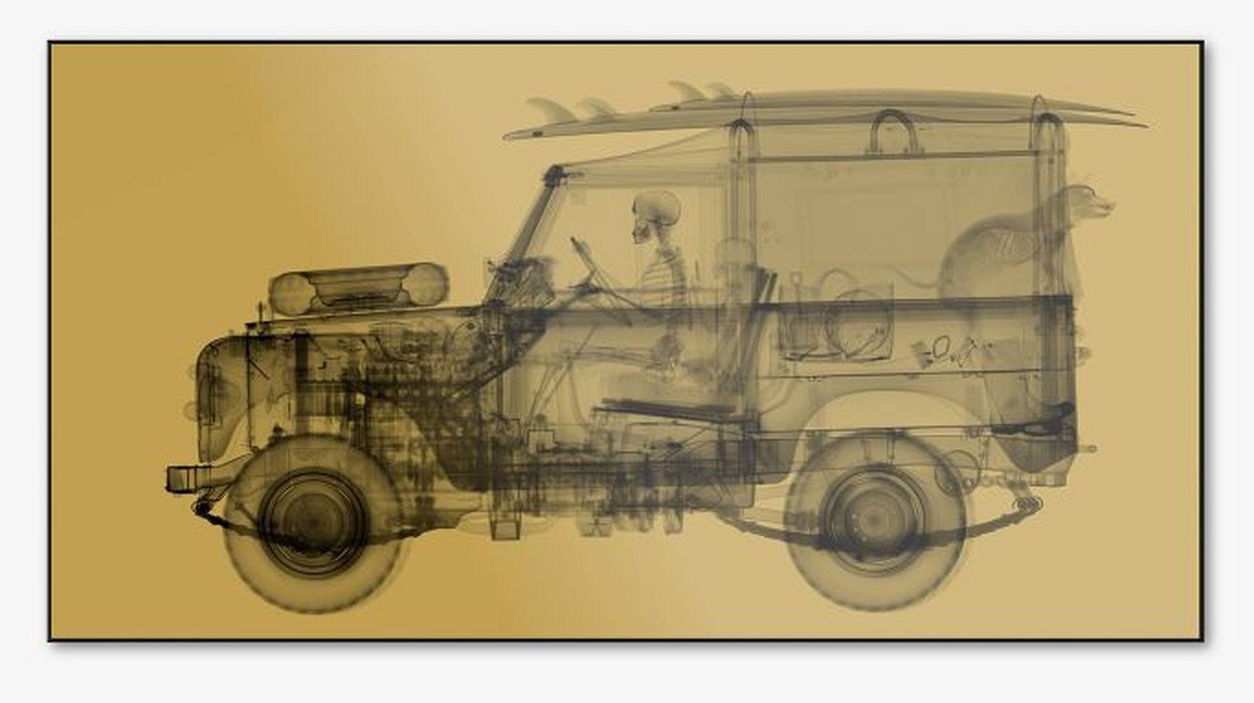 „Land Rover Surfer“  Gold Version /  X-Ray-Druck / Fotografie Land Rover – Photograph von Nick Veasey