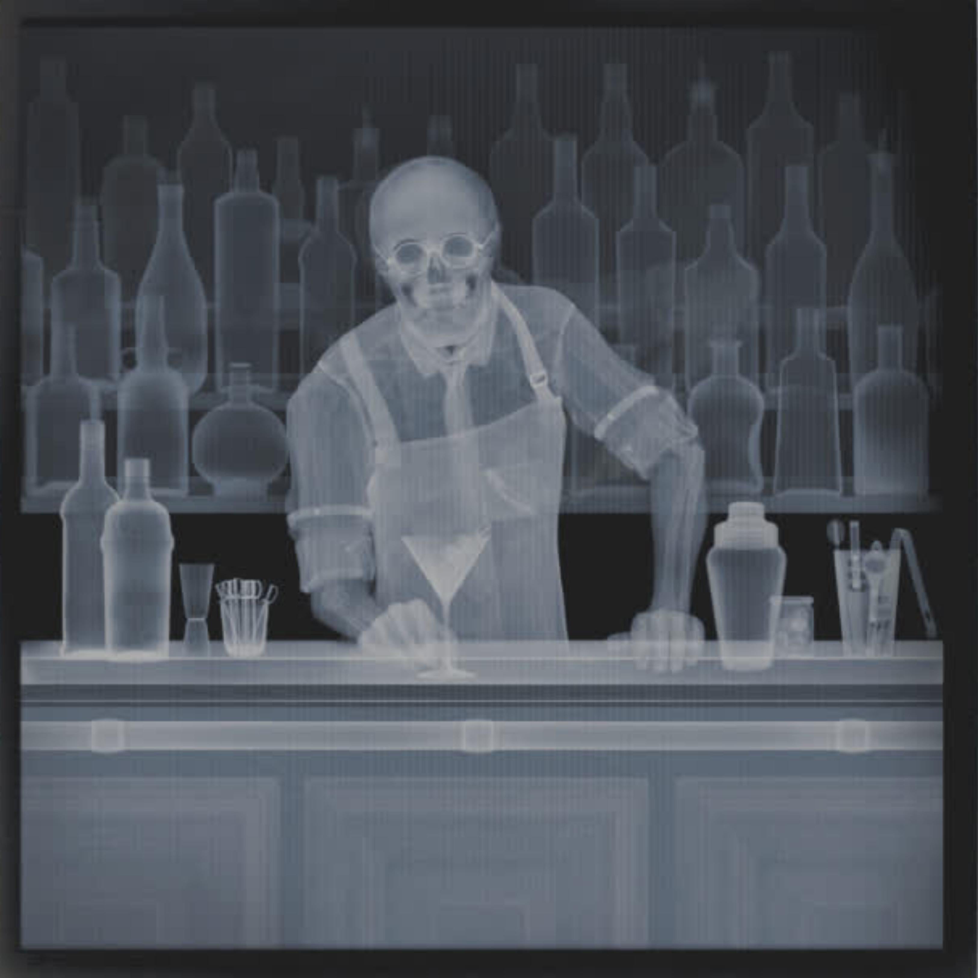 Geschüttelt, nicht gerührt (Schwarz), Portrait Photograph, von Nick Veasey