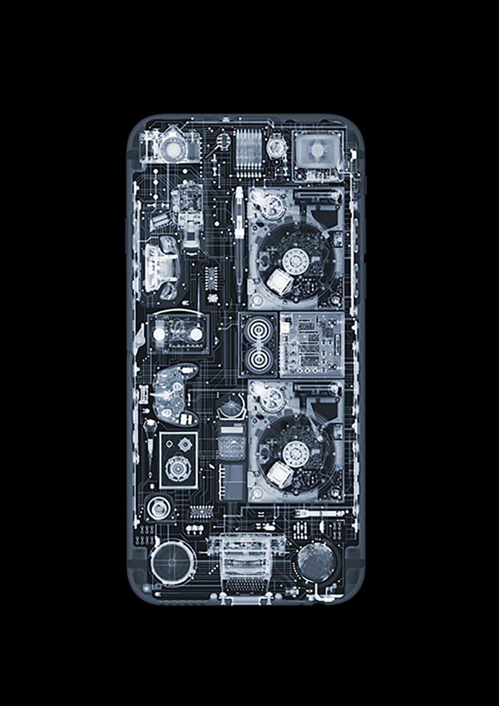 Smartphone - Siglo XXI, Contemporáneo, Fotografía de Rayos X, Tipo C - Photograph de Nick Veasey