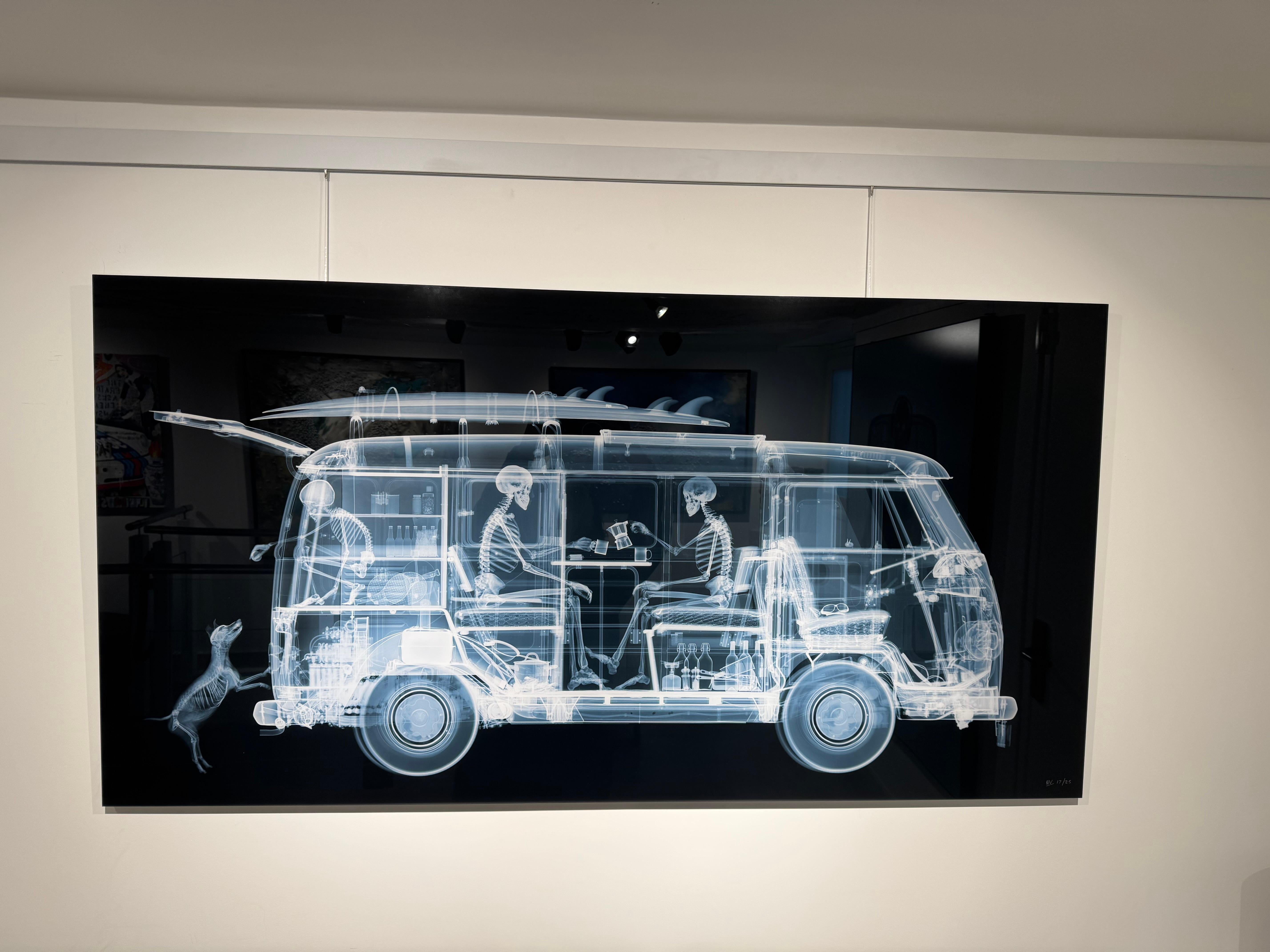 Family de campeurs VW - Noir Black and White Photograph par Nick Veasey