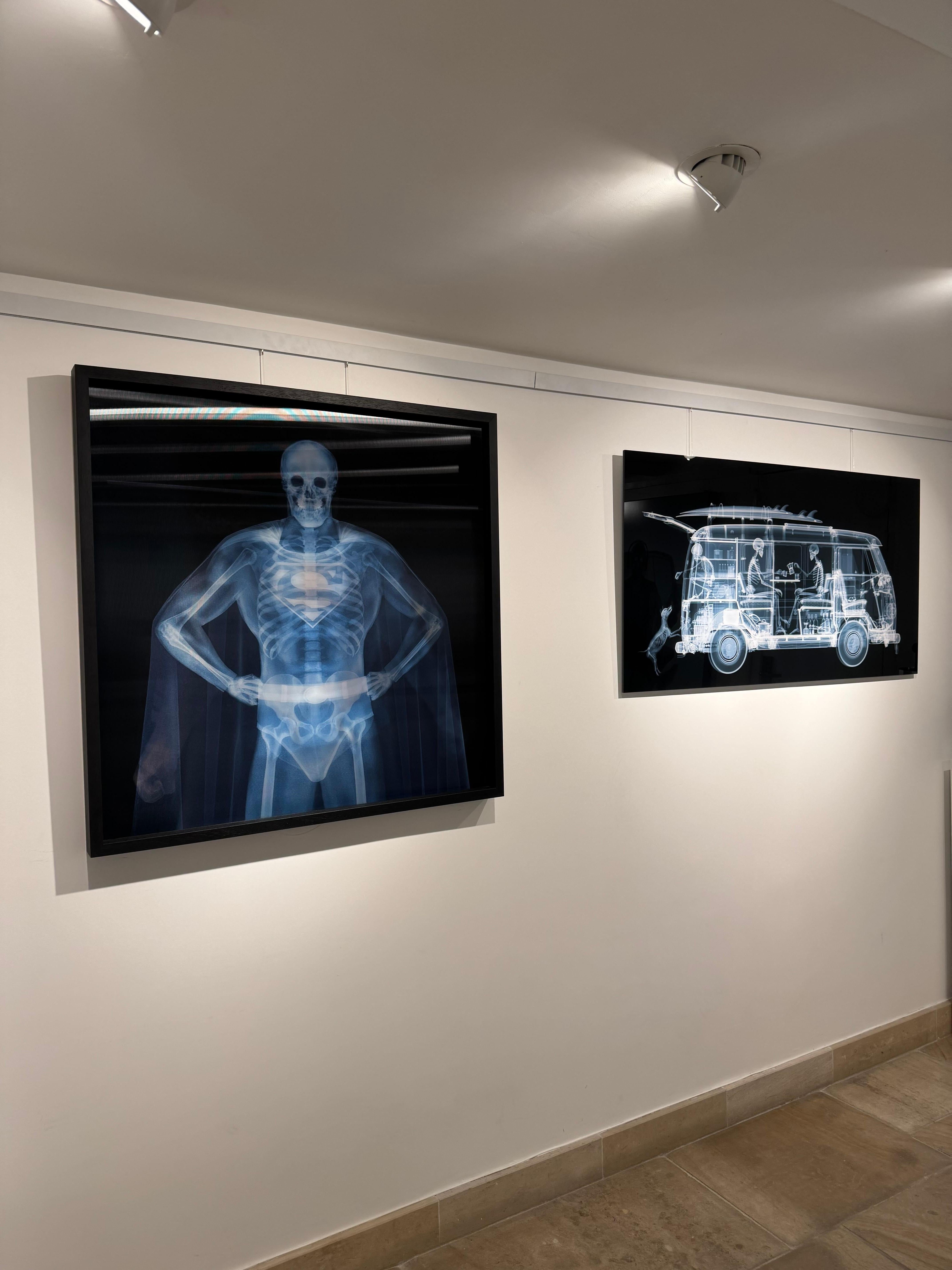 Doté d'une vision à rayons X, Nick Veasey crée des œuvres d'art qui montrent ce qu'il y a vraiment à l'intérieur. 
Œuvre d'art originale.
C.I.C. Encadré. Signé et numéroté sur 25.
Accompagné du catalogue de l'artiste et du certificat d'authenticité.