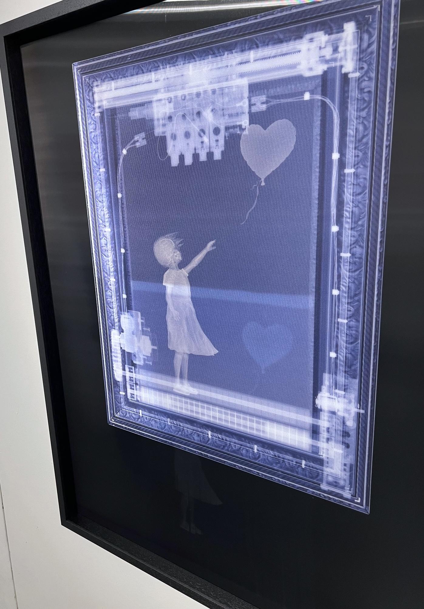 Gerahmte bewegliche Lentikular-Röntgenbildkegel mit COA 

Nick Veasey
Wir leben in einer Welt, die vom Image besessen ist. Wie wir aussehen, wie unsere Kleidung aussieht, Häuser, Autos... Ich möchte dieser Besessenheit vom oberflächlichen Aussehen