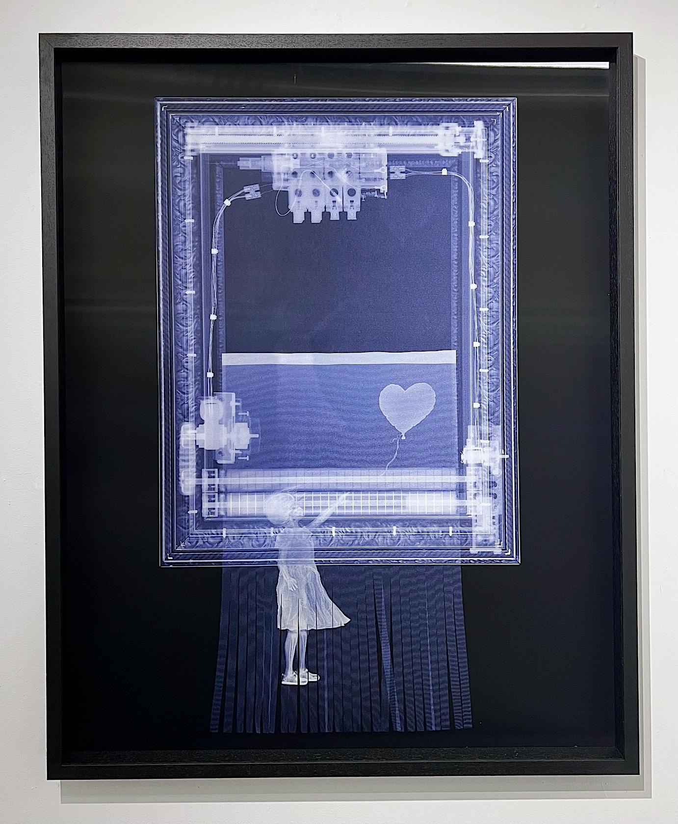 X-ray Lentikularfotografie gerahmt Banksy Innenraum figurative Schwarz-Weiß-Fotografie