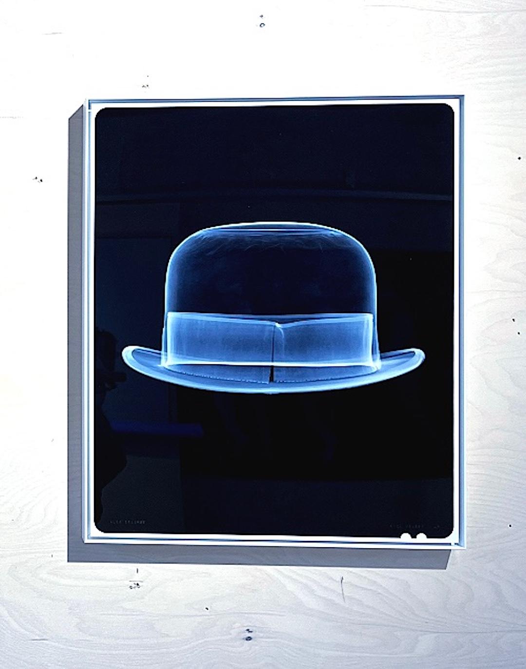 Black and White Photograph di Nick Veasey - Fotografia a raggi X incorniciata interni contemporanei in bianco e nero incorniciati
