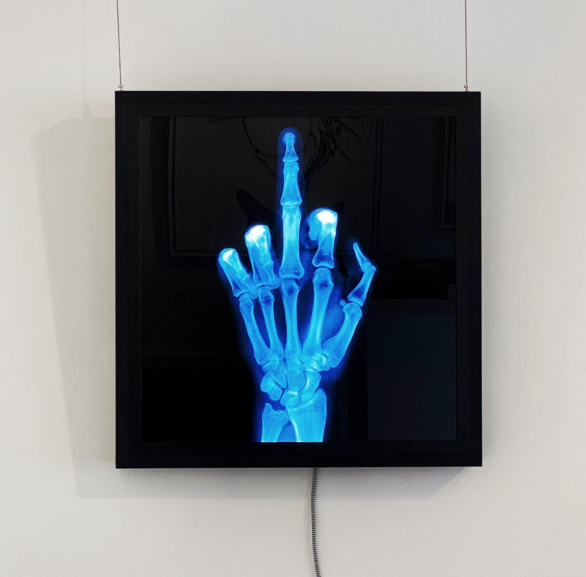Le doigt - Contemporain Mixed Media Art par Nick Veasey