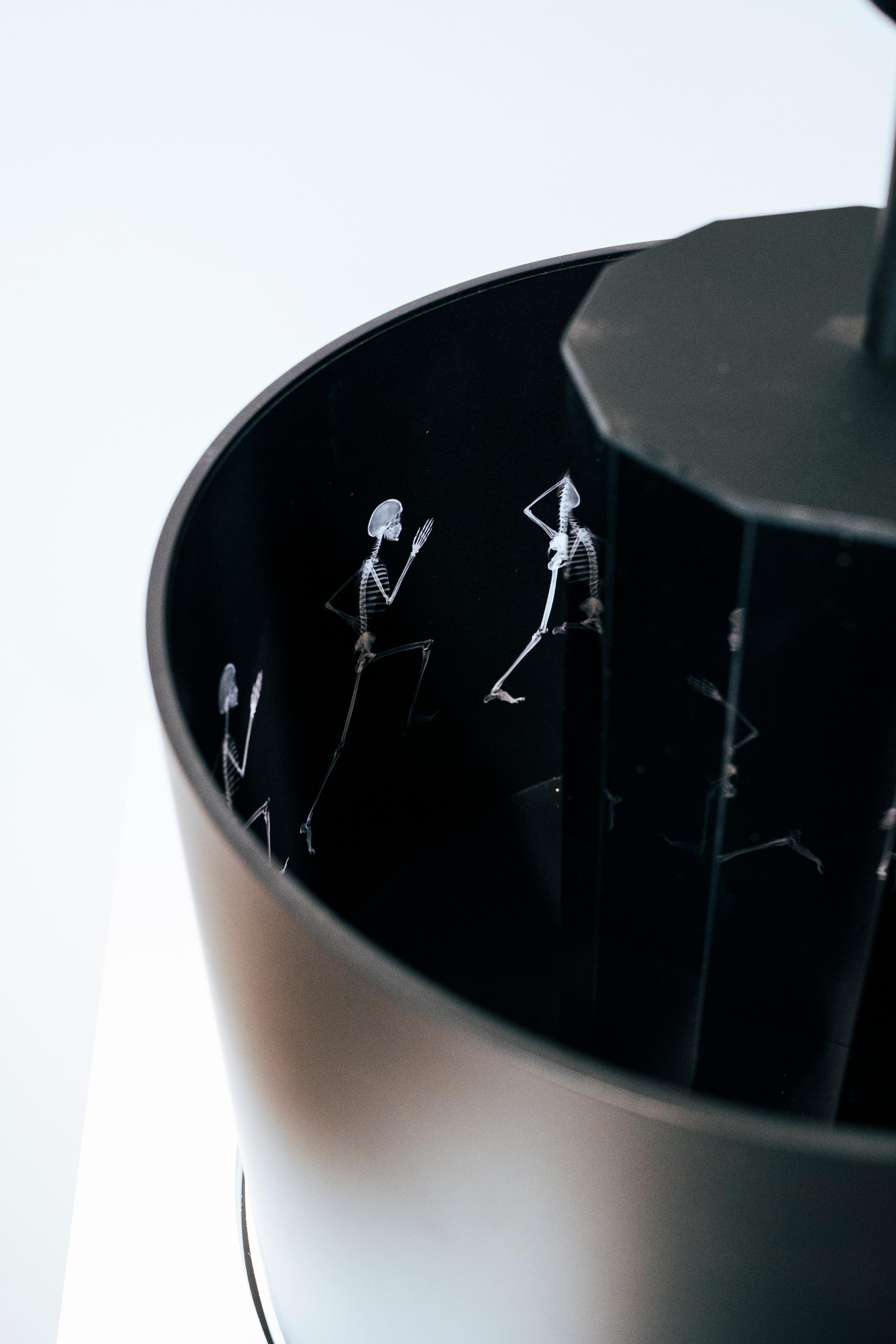 La corsa dei topi - Prassinoscopio - Figurative Sculpture Marrone di Nick Veasey